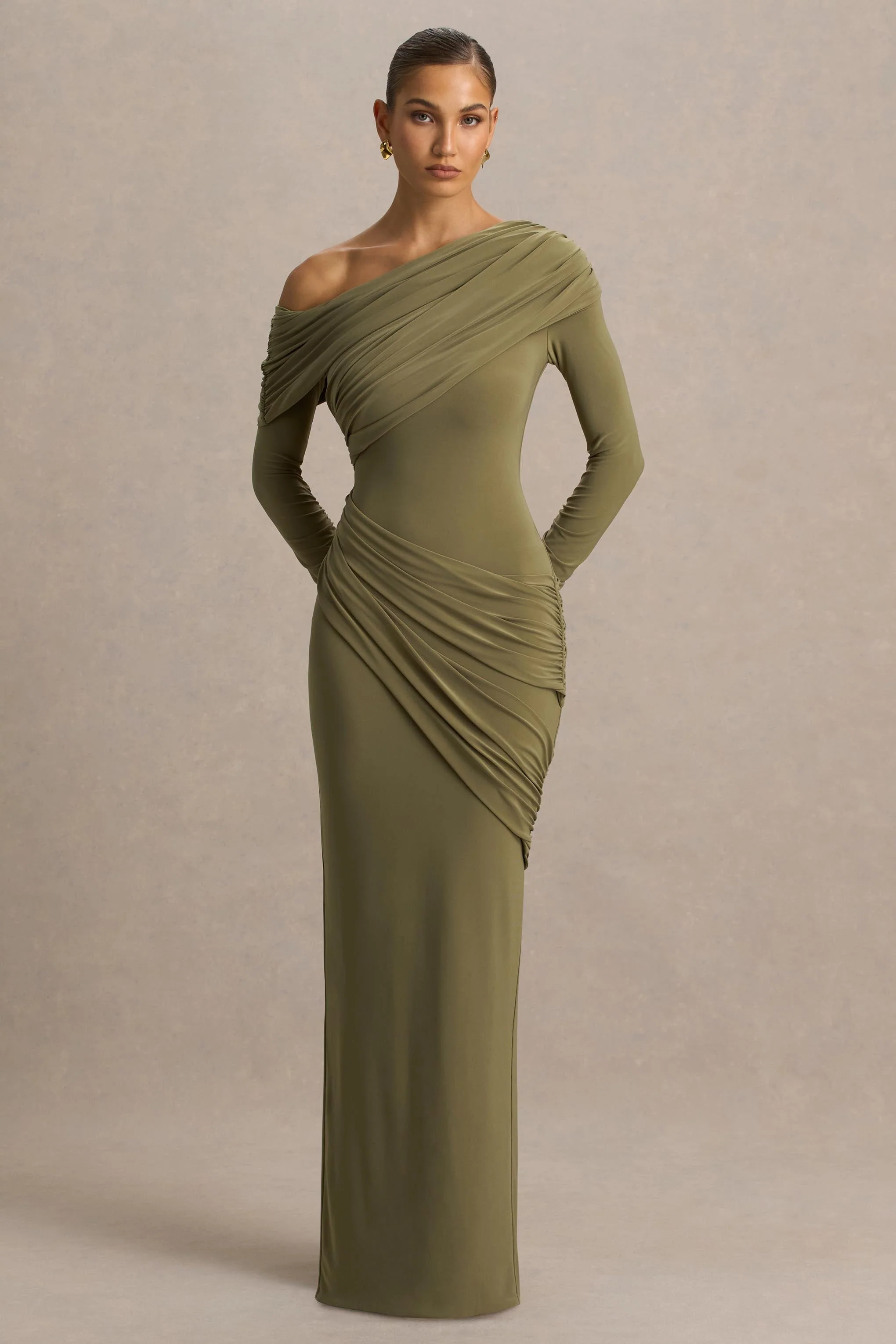 Perrie | Robe longue olive à encolure asymétrique avec détails froncés - Image 4