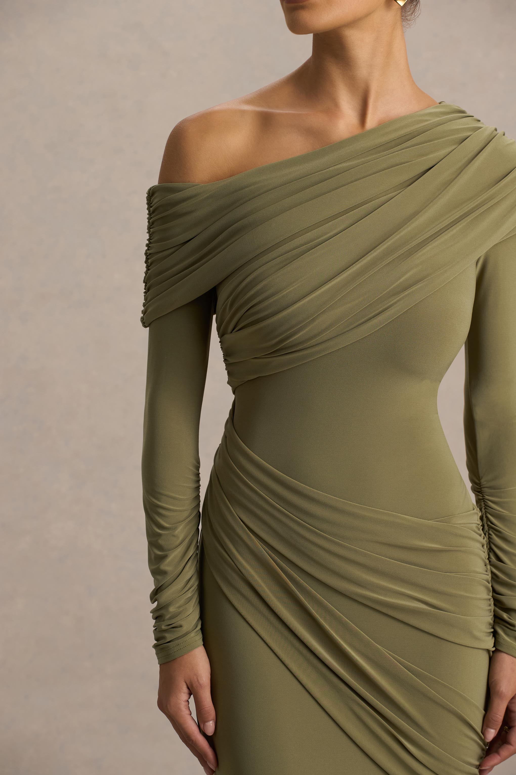Perrie | Robe longue olive à encolure asymétrique avec détails froncés - Image 5