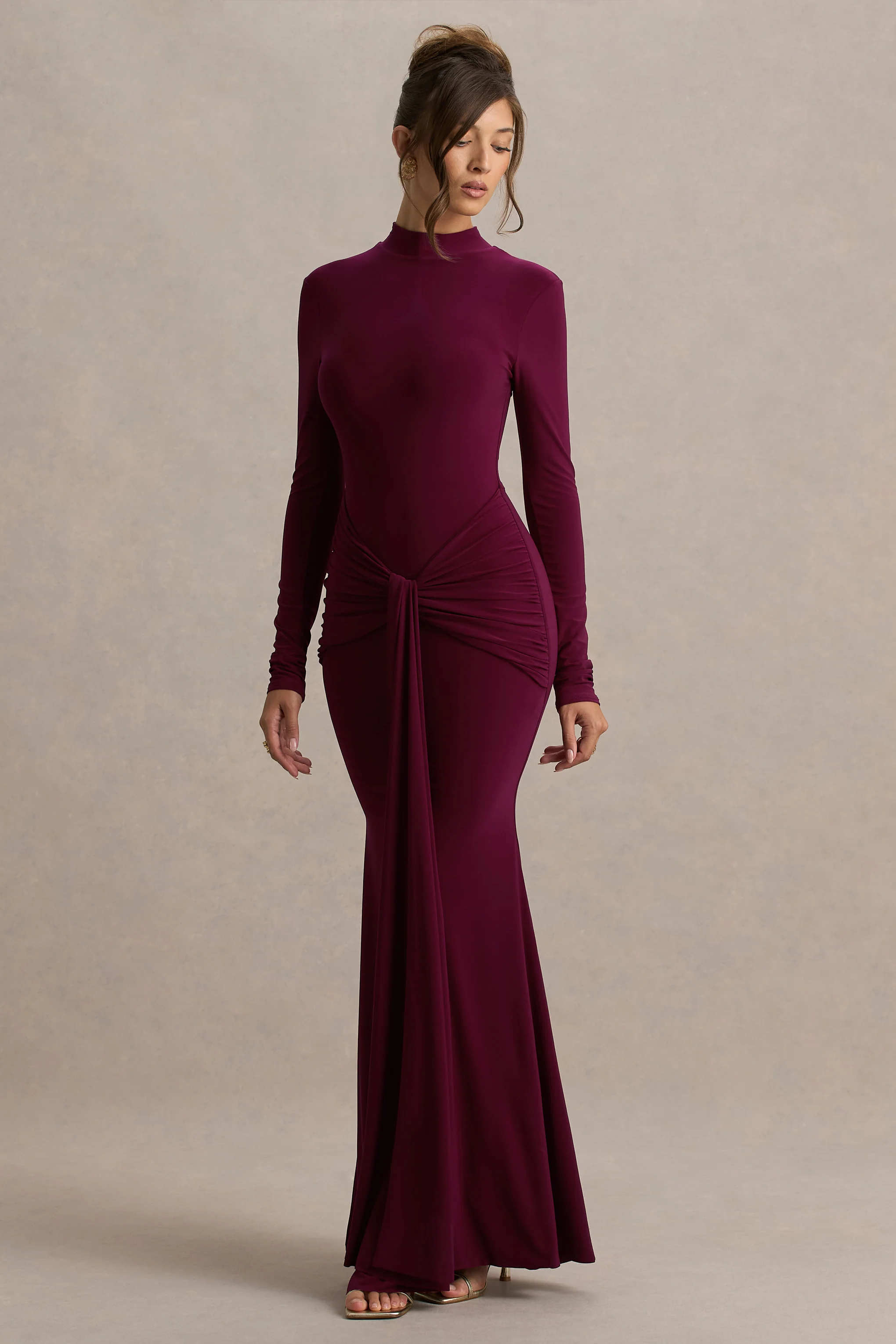 Pietra | Robe longue rouge cerise à col haut manches longues et détail de noeud - Image 3