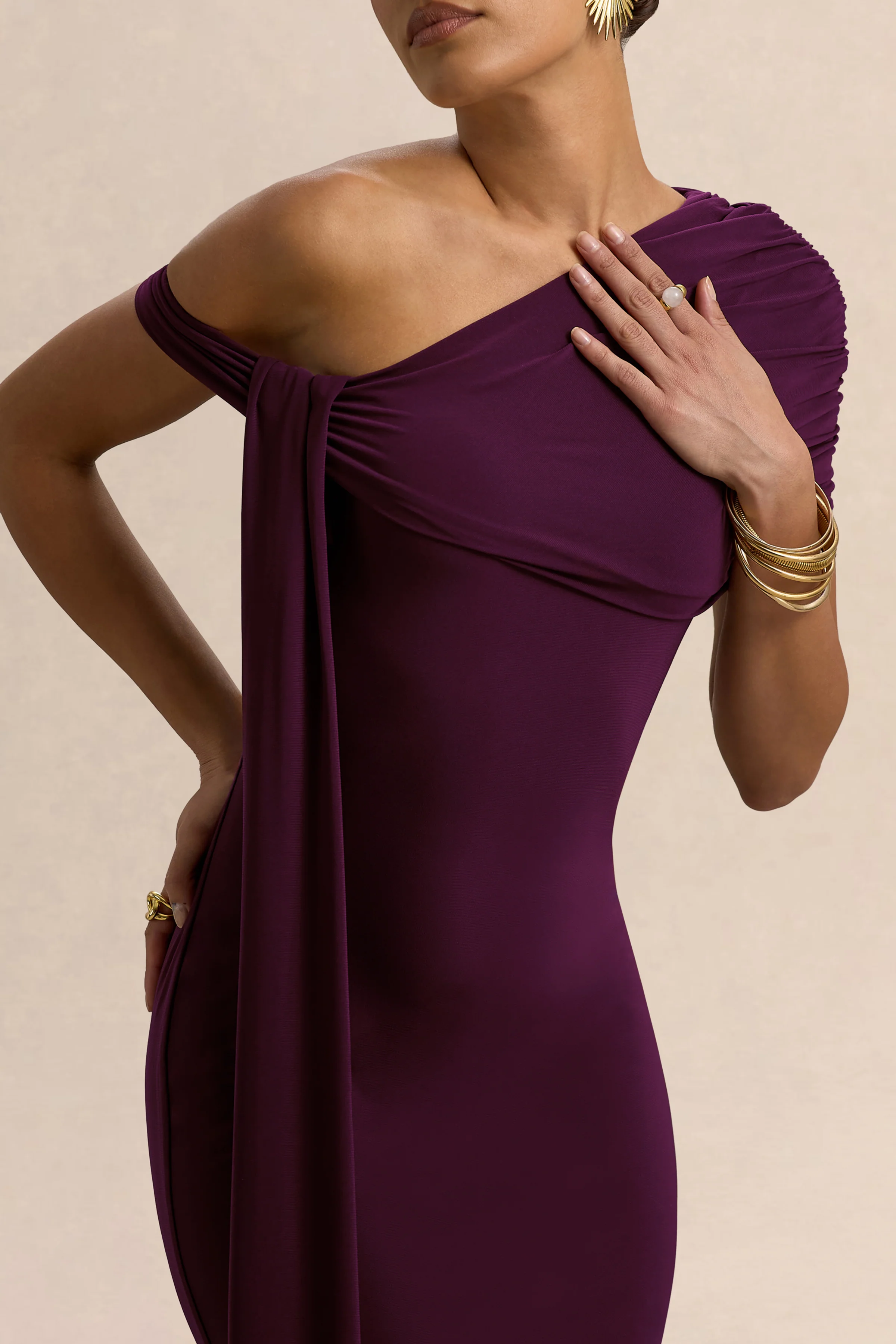 Praia | Robe mi-longue prune à décolleté asymétrique avec sash et détails drapés - Image 3