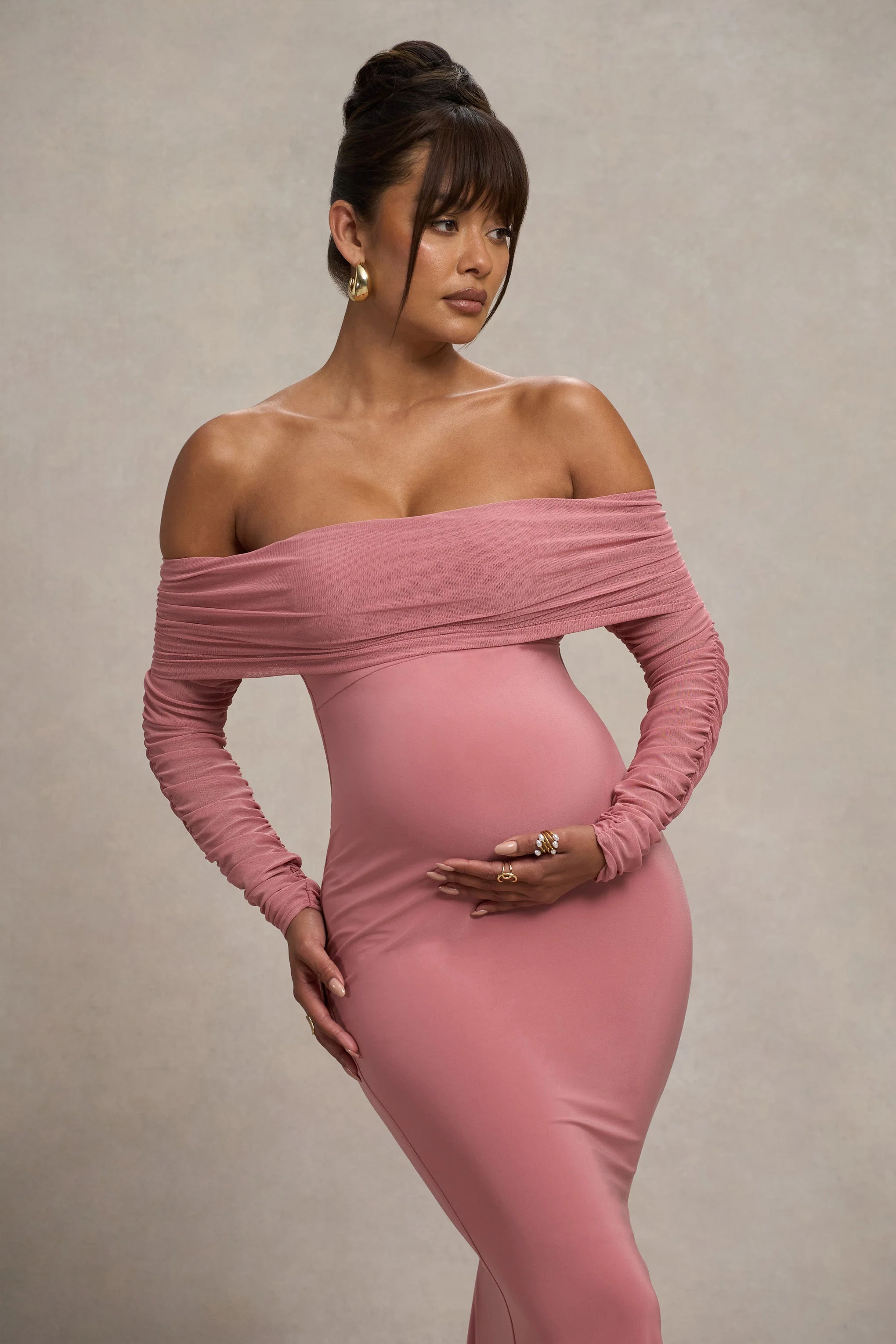 Pretty Perfect | Robe longue asymétrique de maternité rose poudré avec découpe - Image 3