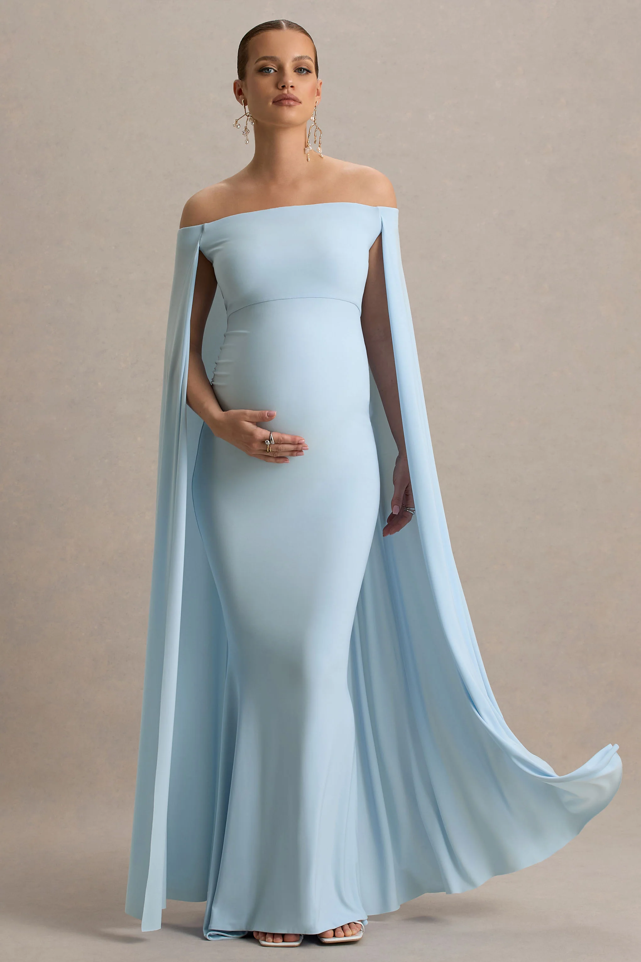 Radiance | Robe Longue De Maternité Bleu Poudré à Décolleté Bardot avec Cape - Image 4