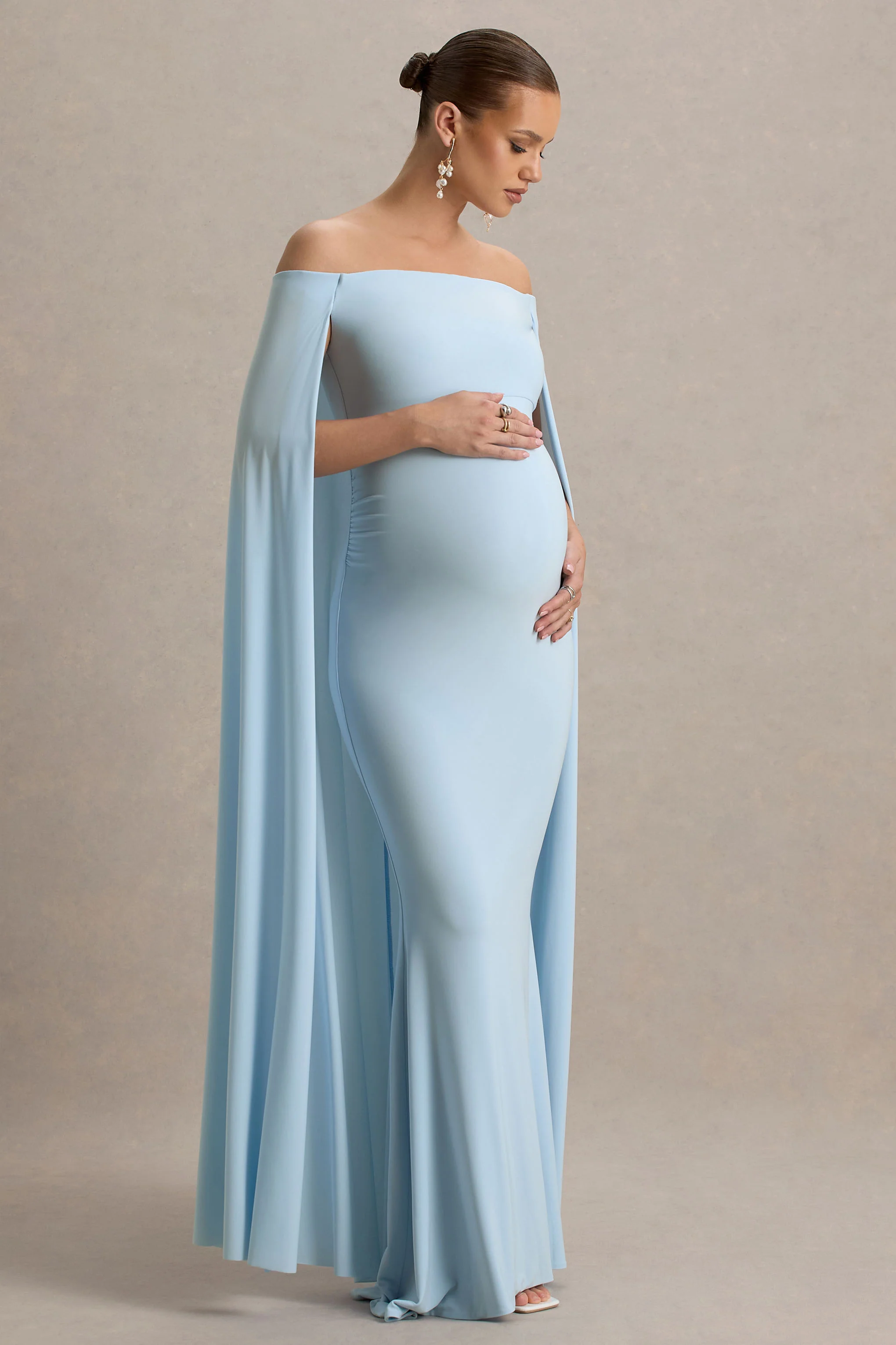 Radiance | Robe Longue De Maternité Bleu Poudré à Décolleté Bardot avec Cape - Image 5