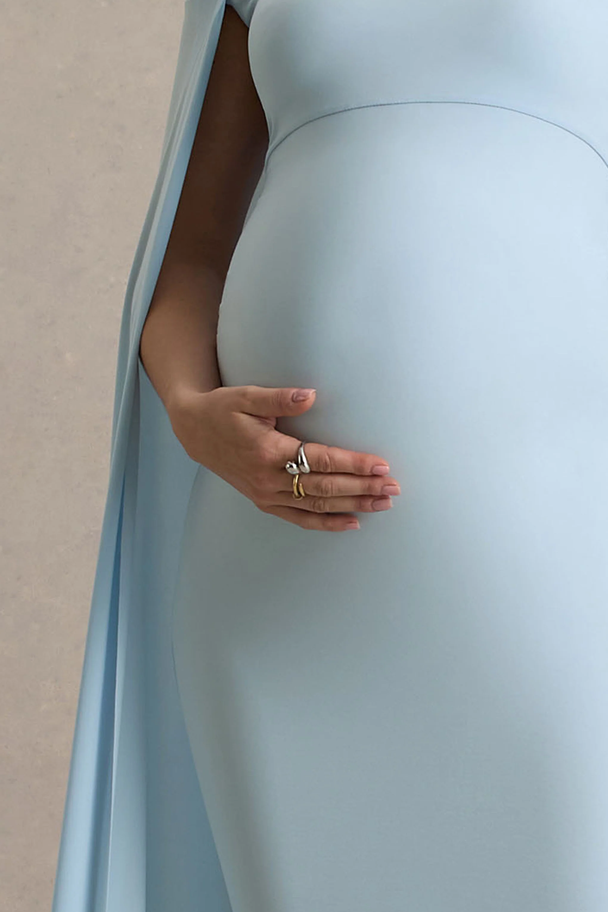Radiance | Robe Longue De Maternité Bleu Poudré à Décolleté Bardot avec Cape - Image 6