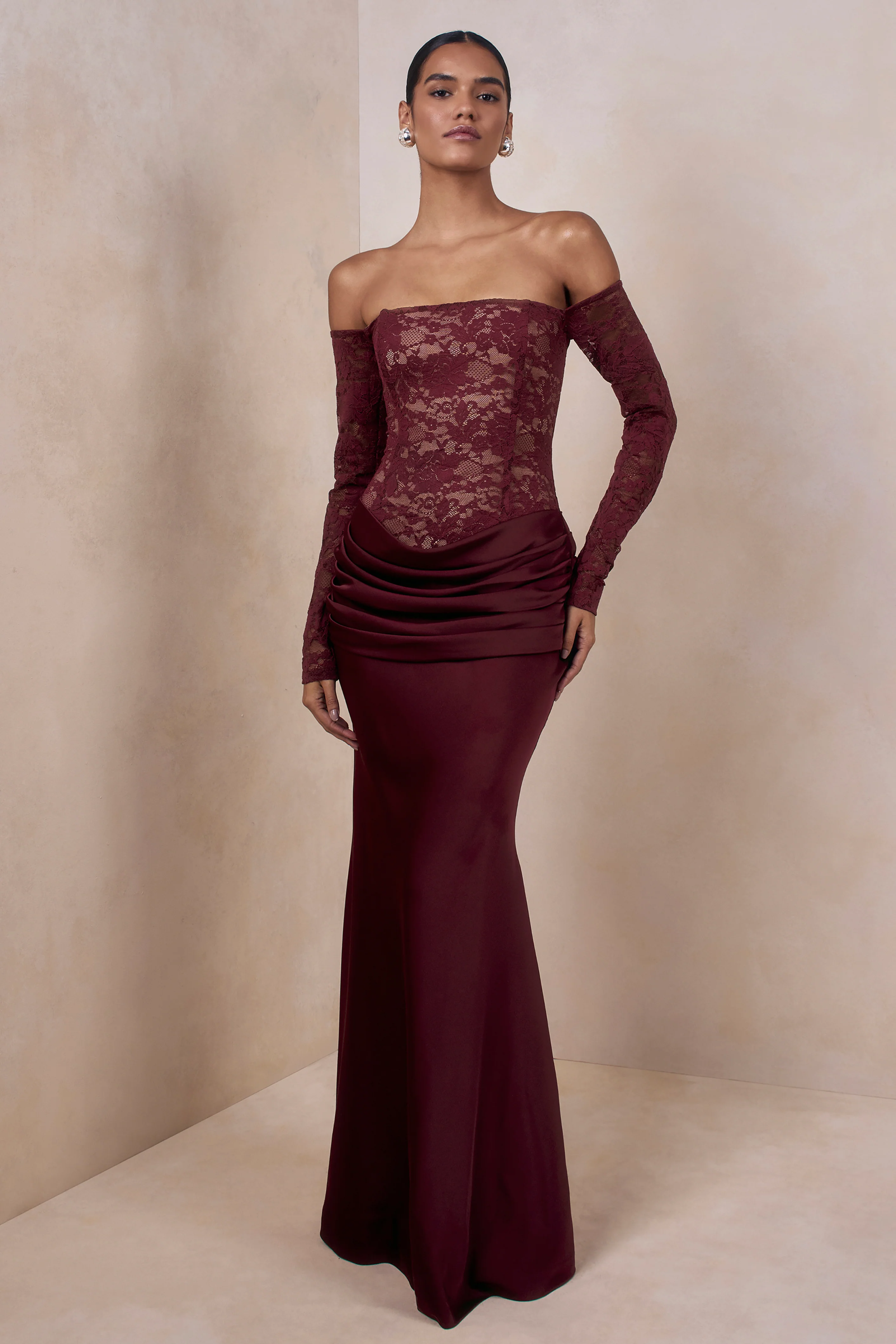 Rinna | Robe longue bordeaux en dentelle à encolure Bardot
