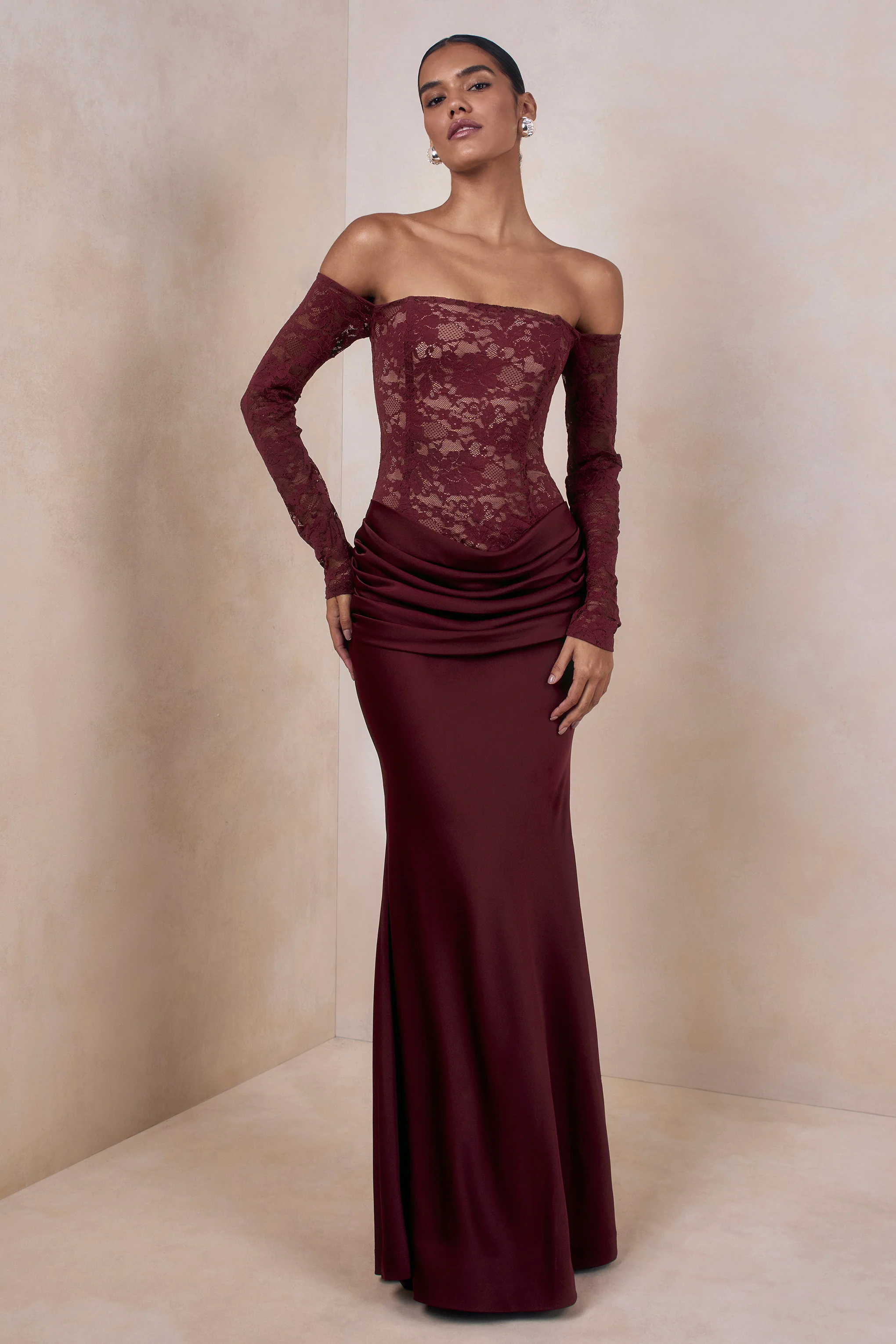 Rinna | Robe longue bordeaux en dentelle à encolure Bardot - Image 10