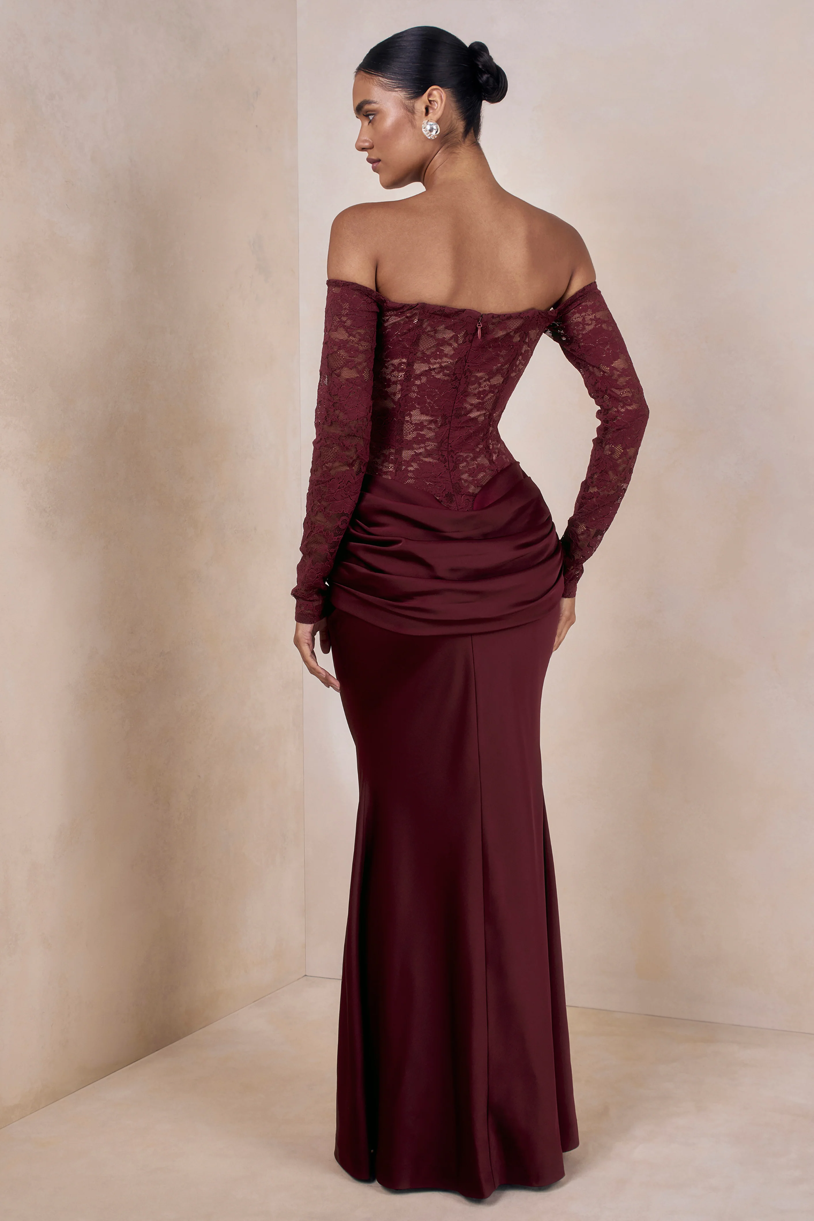 Rinna | Robe longue bordeaux en dentelle à encolure Bardot - Image 2
