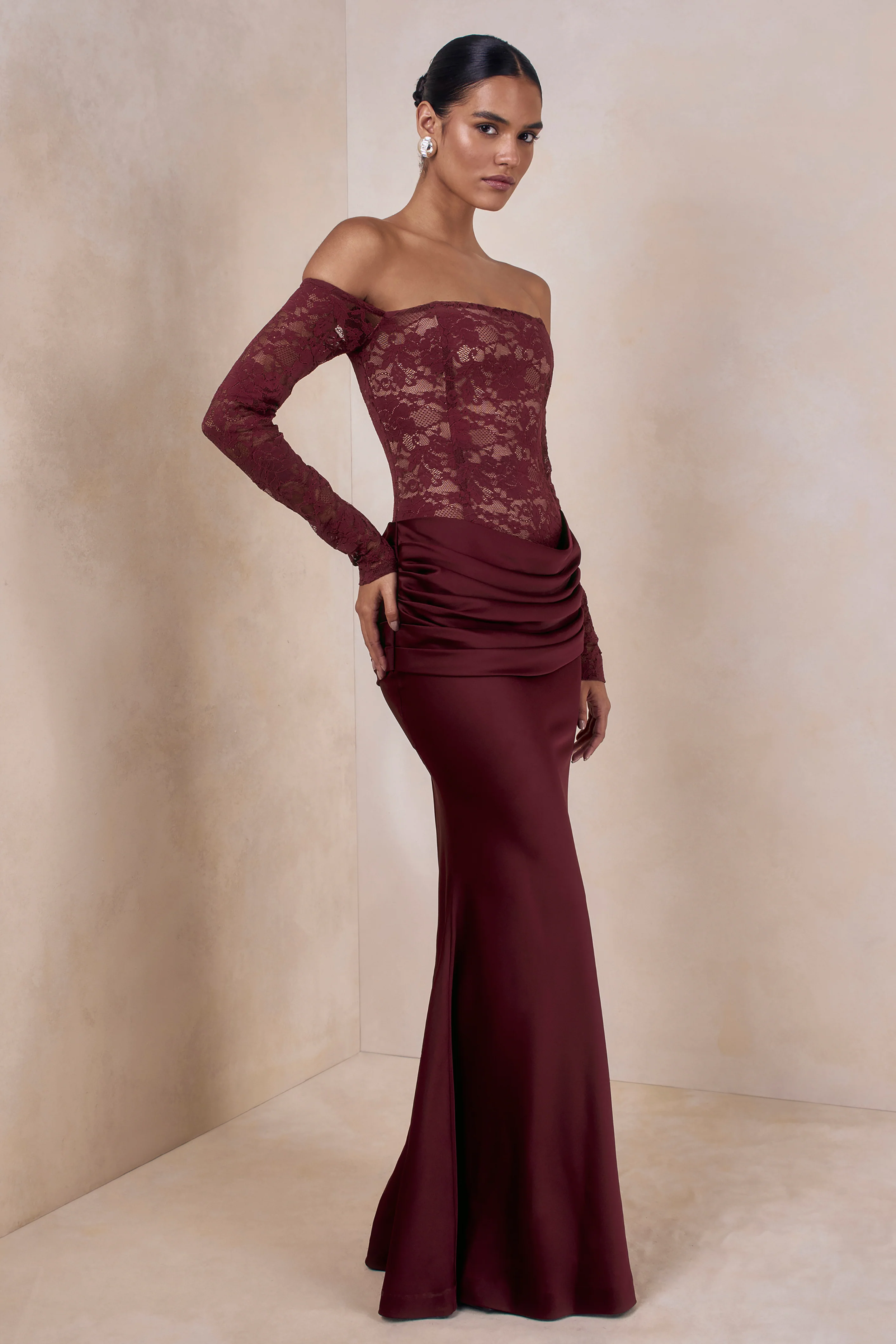 Rinna | Robe longue bordeaux en dentelle à encolure Bardot - Image 4