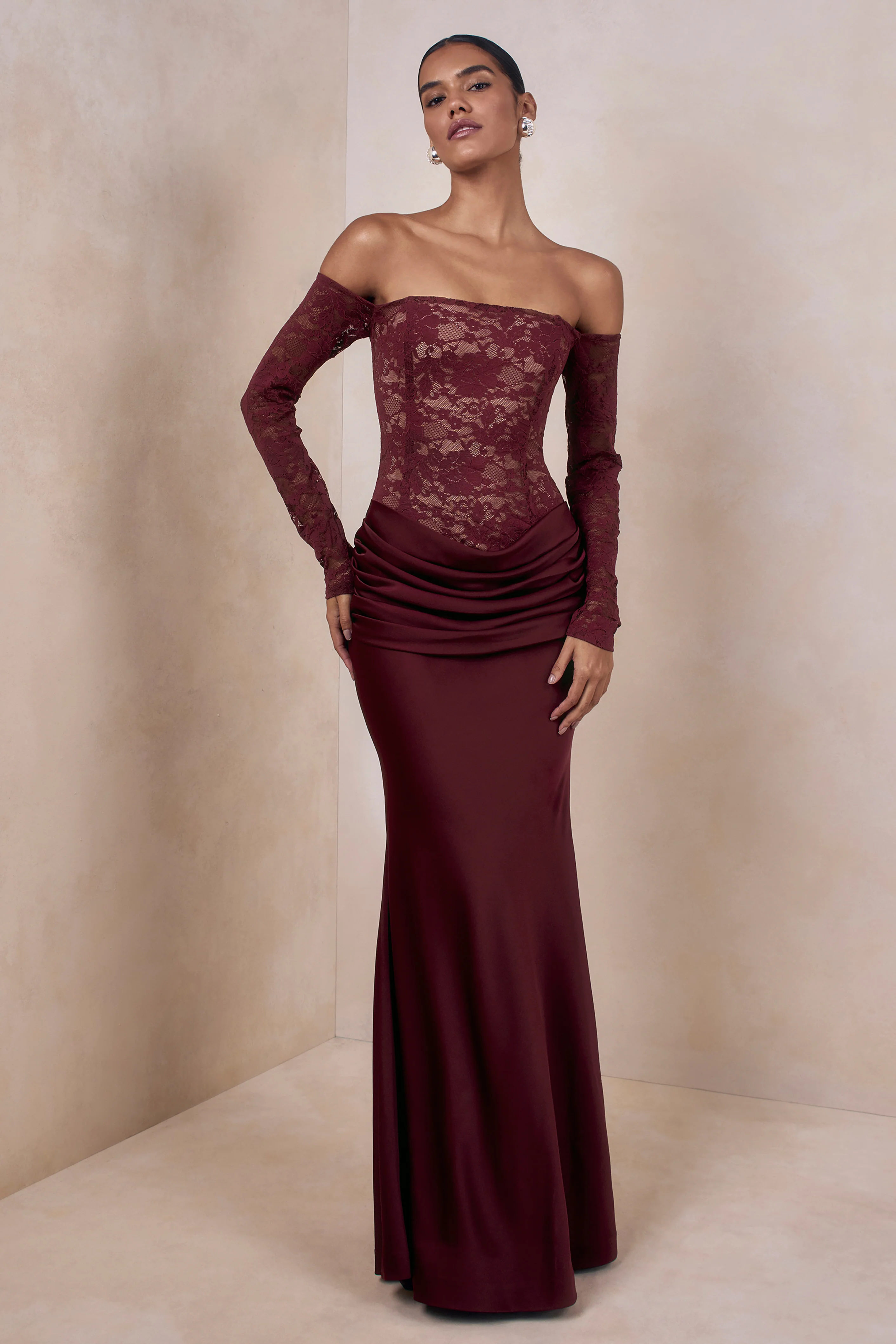 Rinna | Robe longue bordeaux en dentelle à encolure Bardot - Image 5