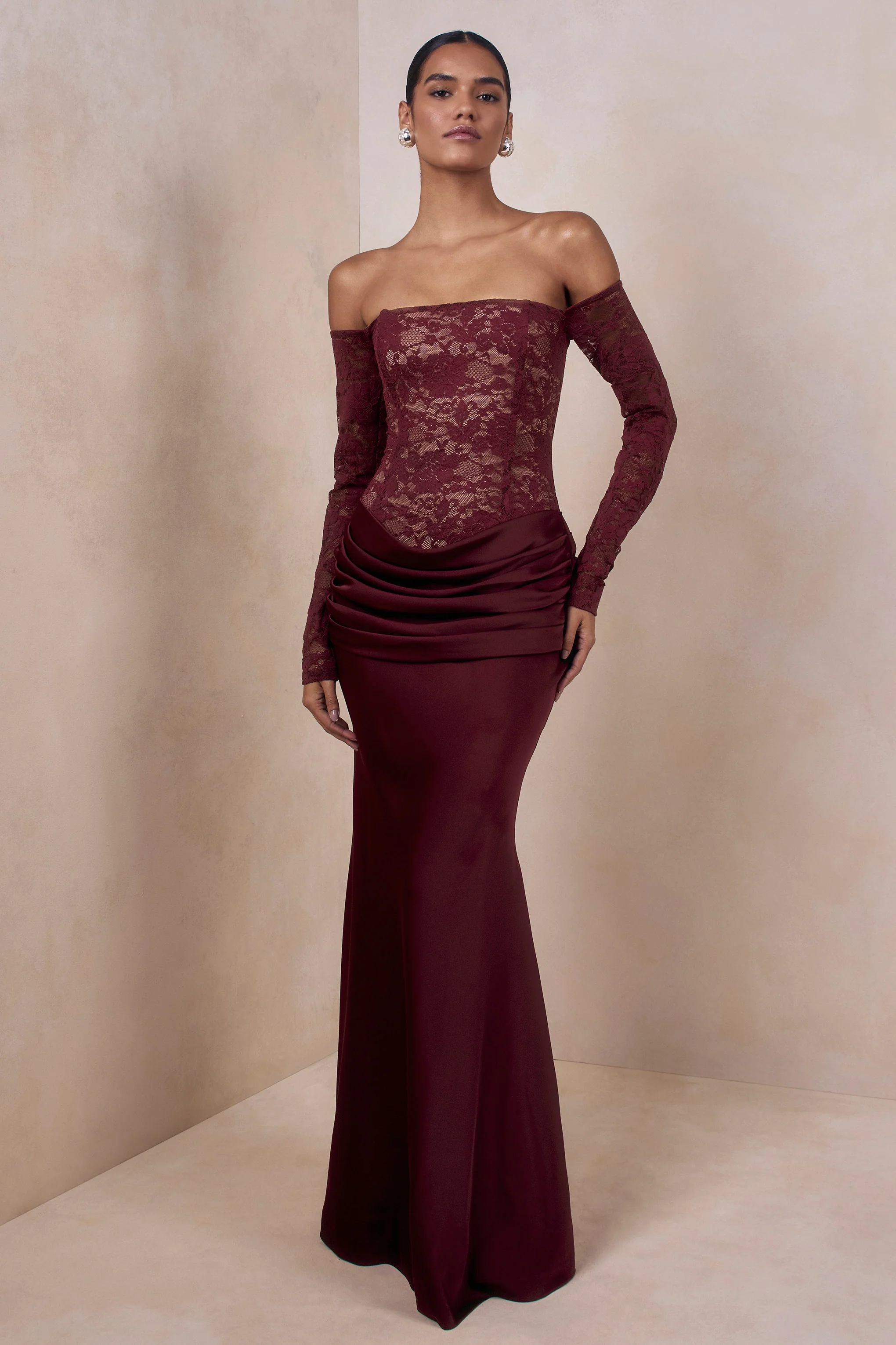 Rinna | Robe longue bordeaux en dentelle à encolure Bardot - Image 7
