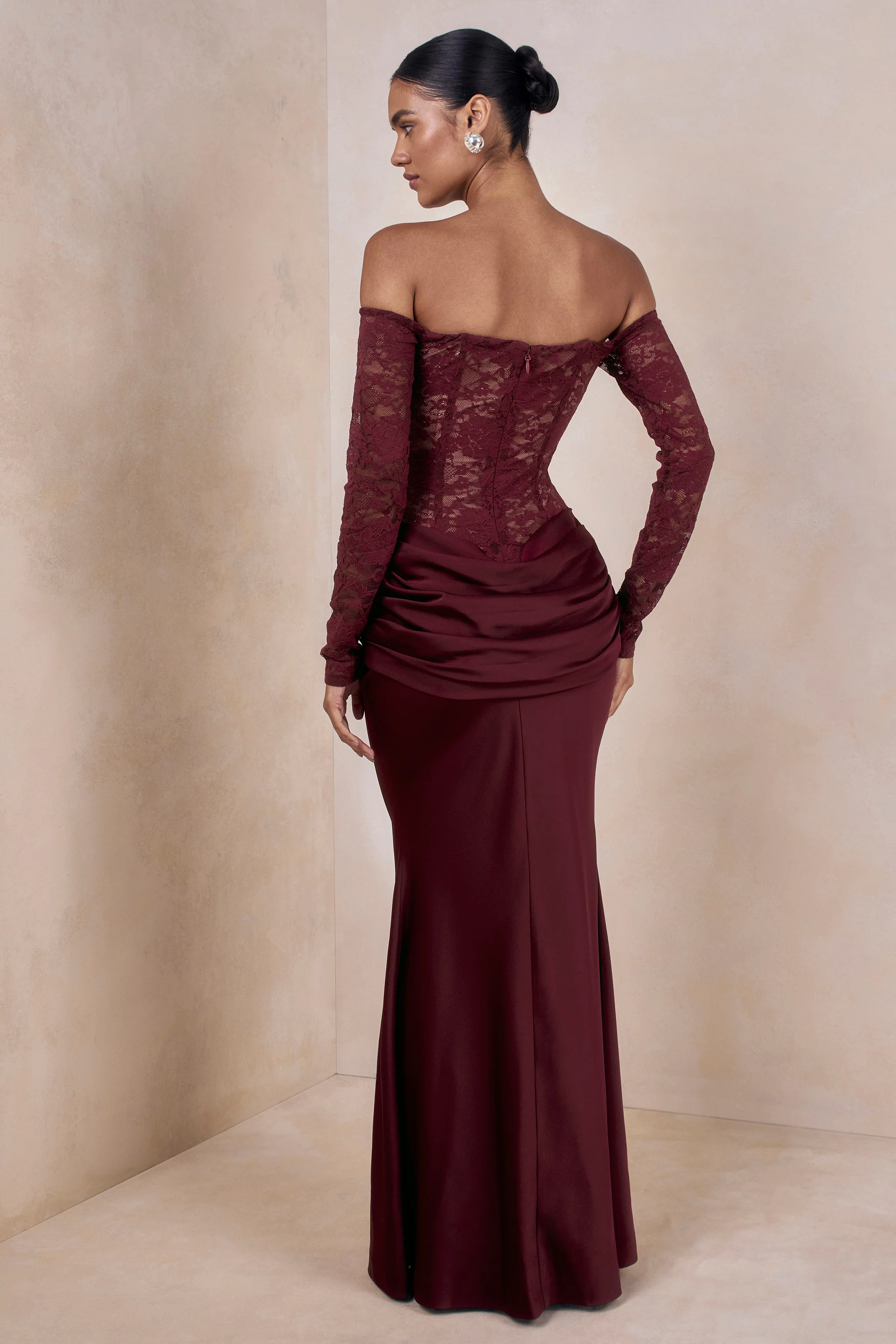 Rinna | Robe longue bordeaux en dentelle à encolure Bardot - Image 8