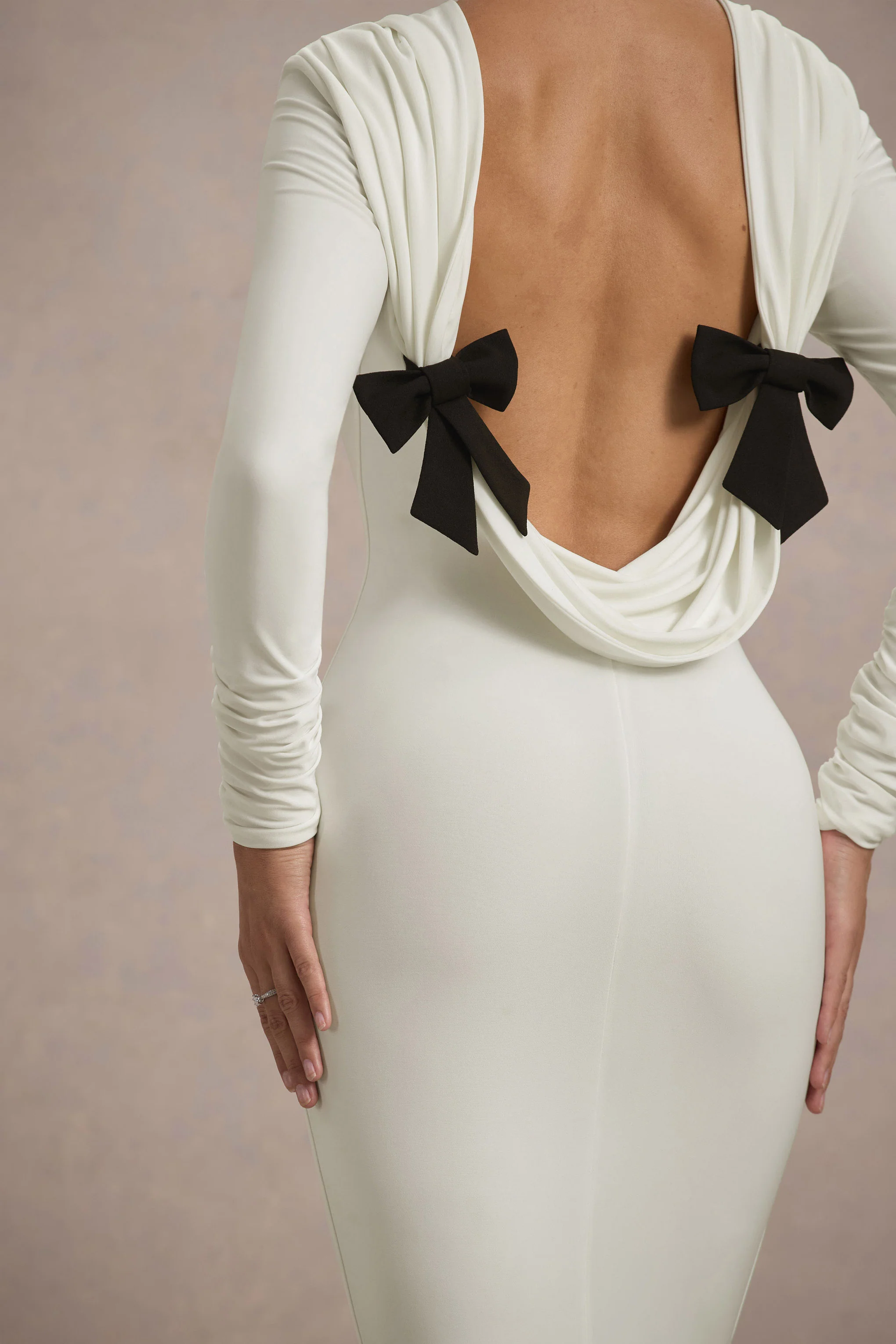 Rosalee | Robe longue crème à manches longues dos bénitier fente et nœuds - Image 3
