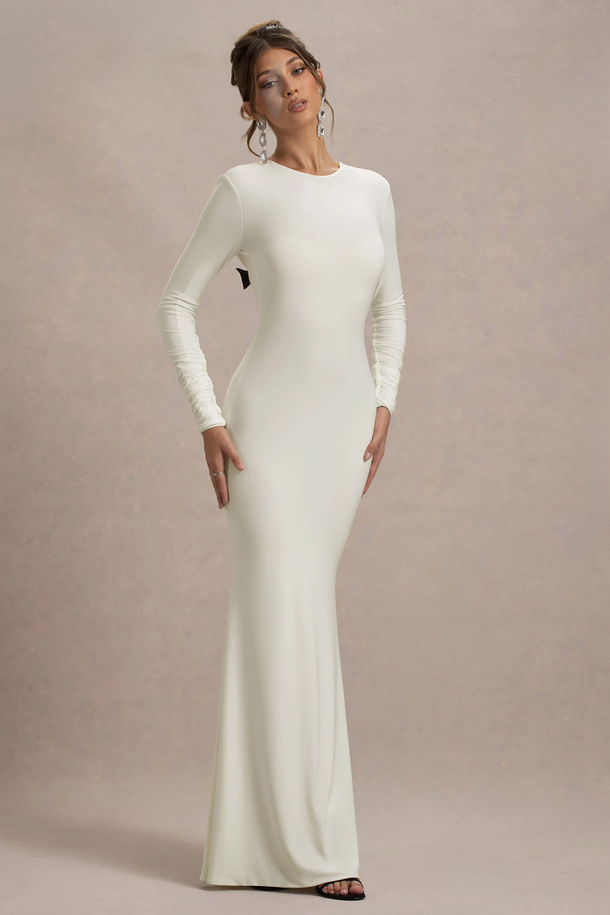 Rosalee | Robe longue crème à manches longues dos bénitier fente et nœuds - Image 4
