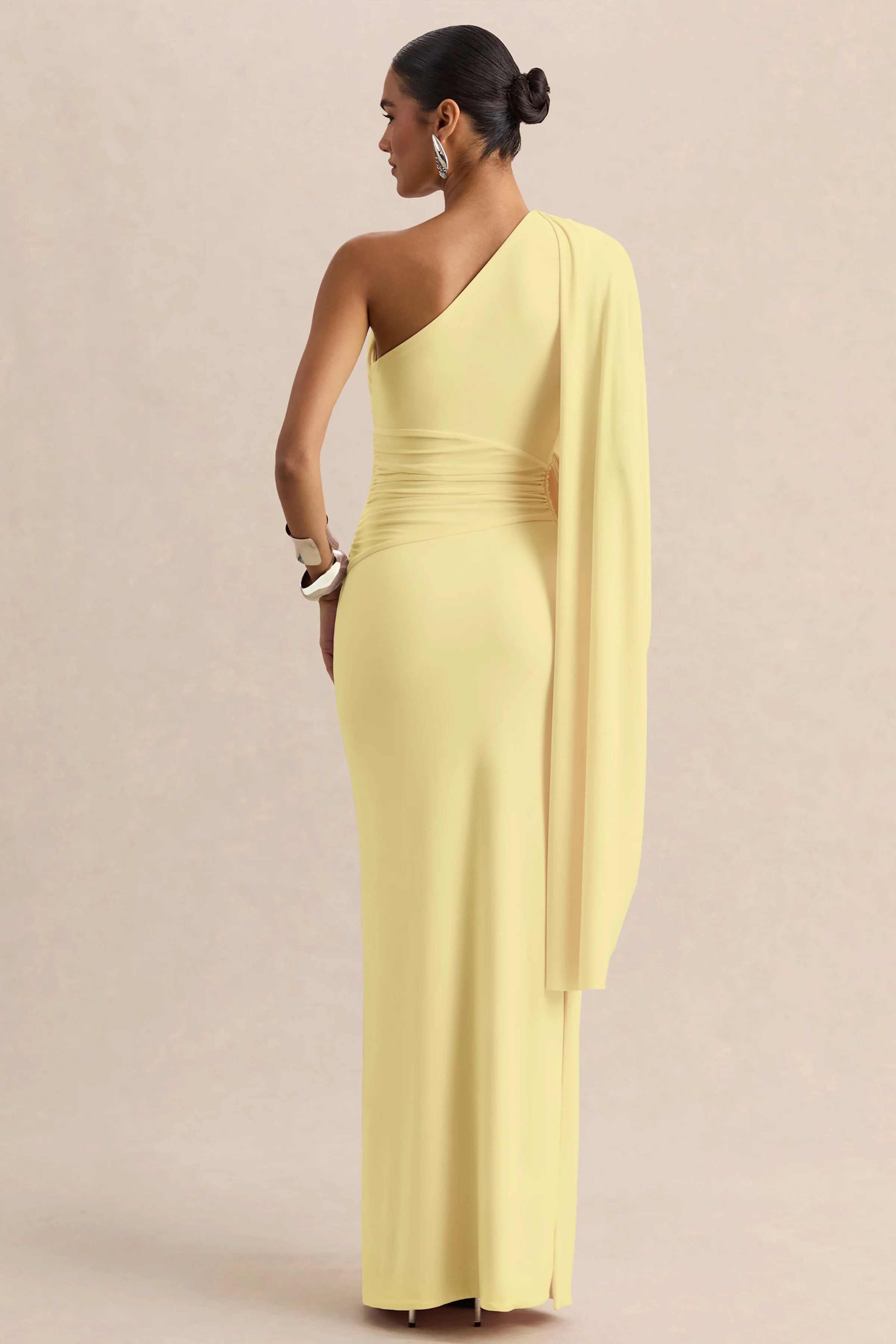 Sabella | Robe longue citron à encolure asymétrique - Image 2