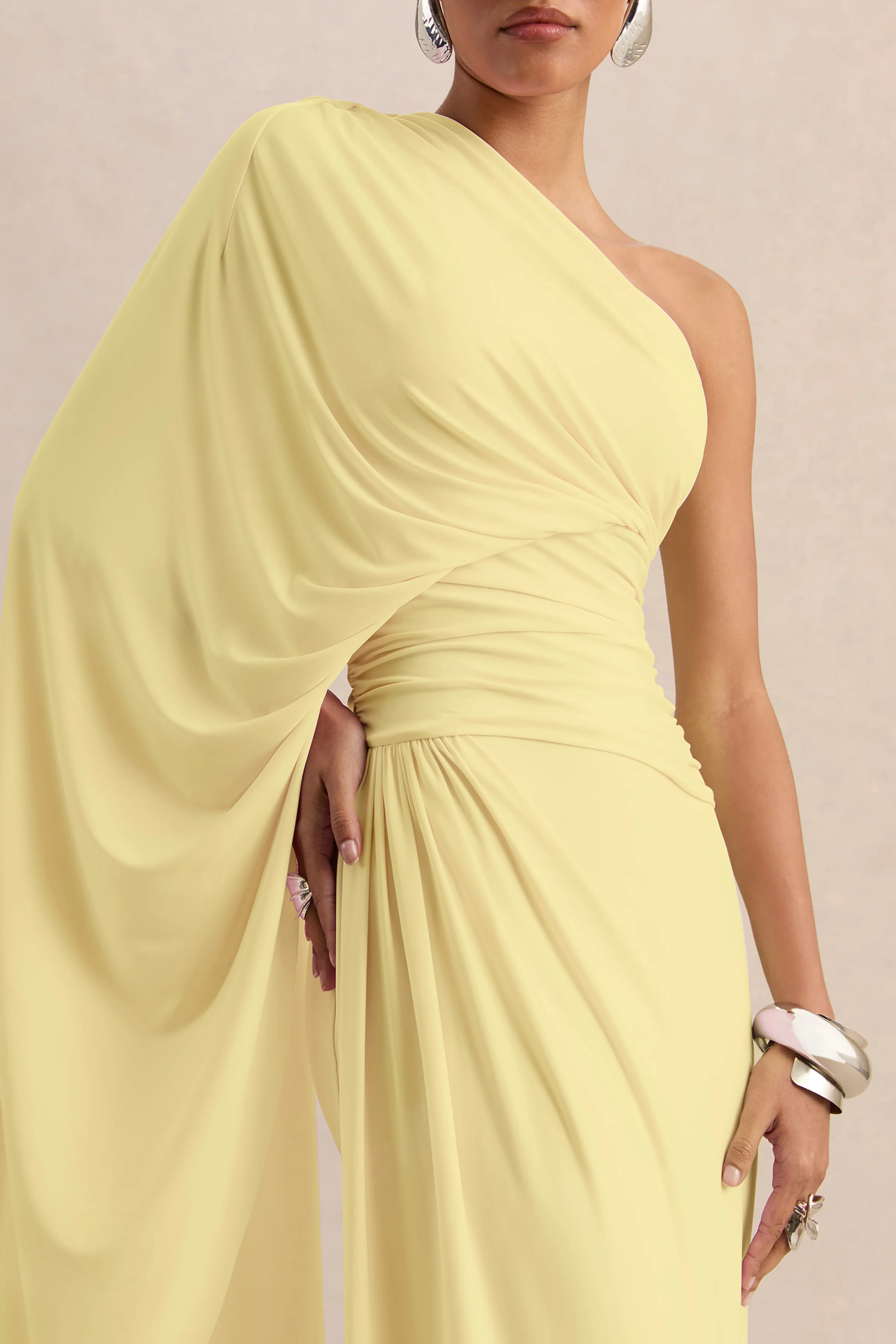 Sabella | Robe longue citron à encolure asymétrique - Image 3