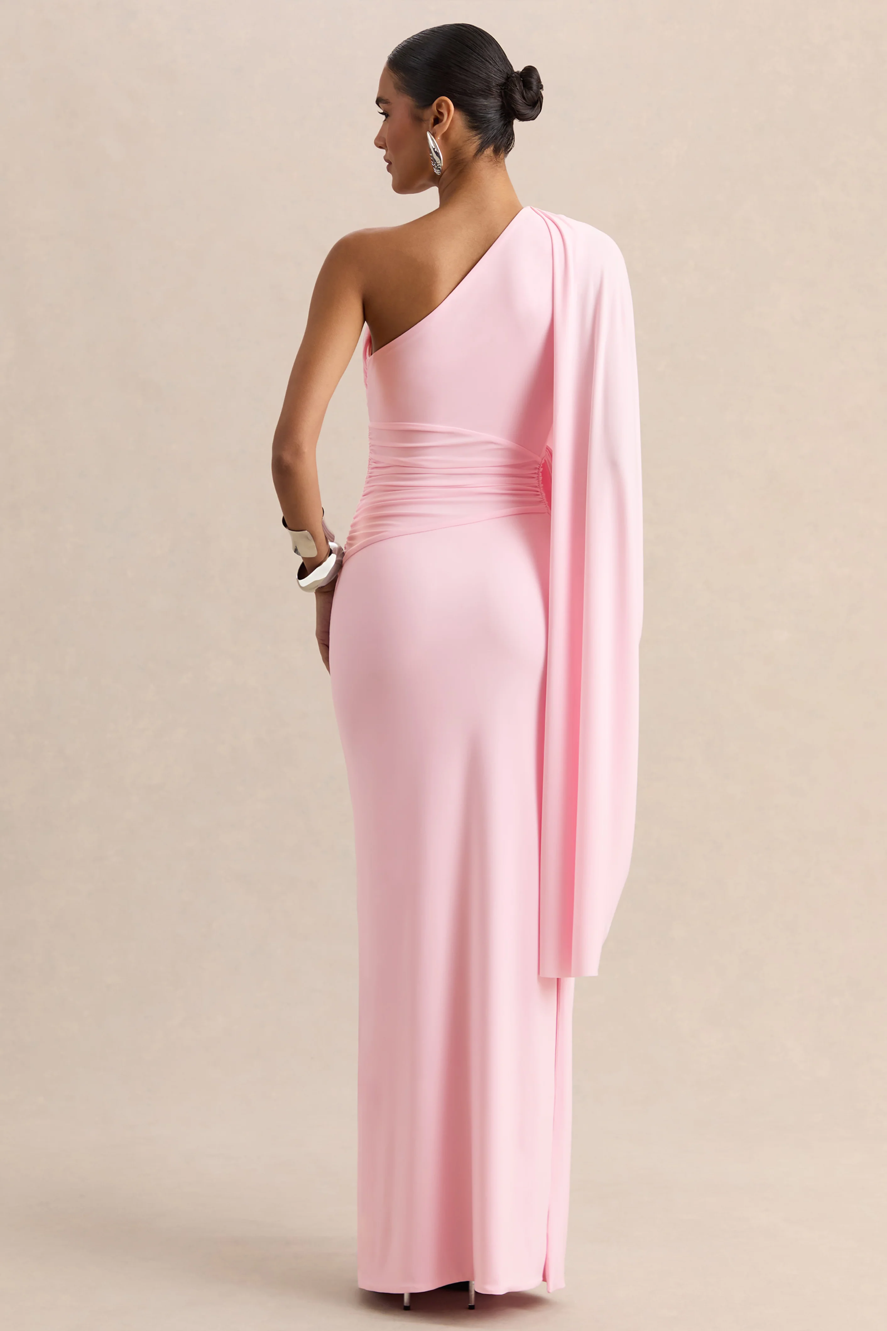 Sabella | Robe longue rose à encolure asymétrique - Image 2
