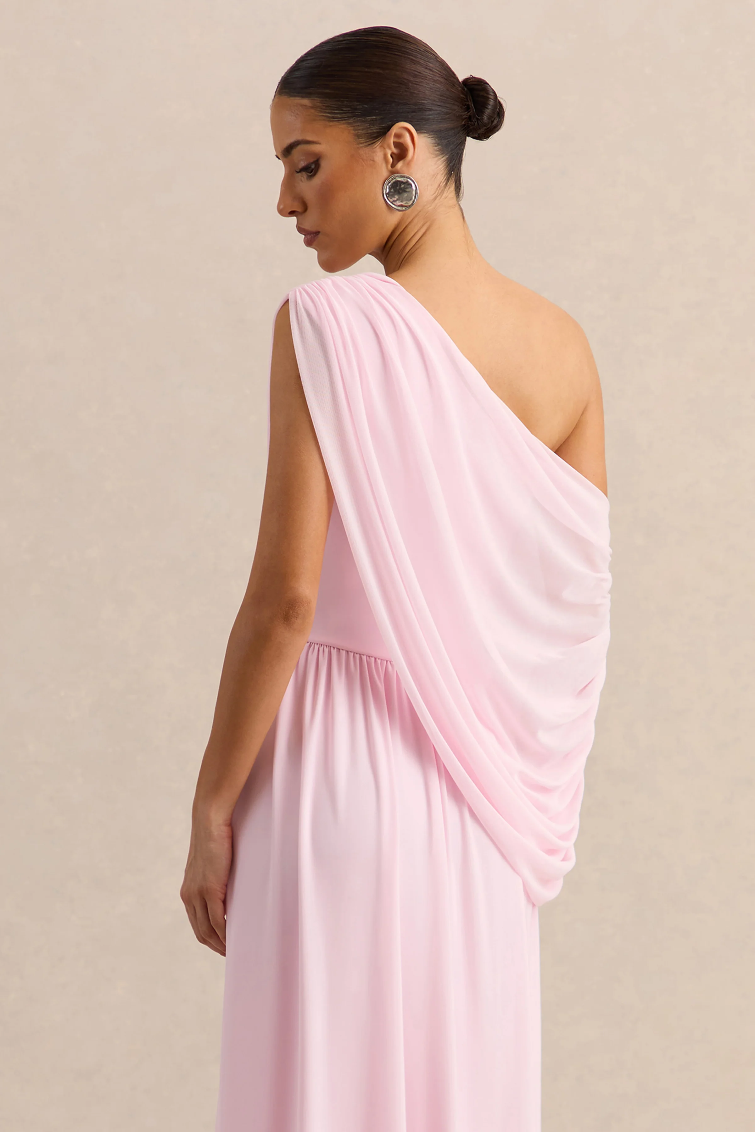 Sabianna | Robe longue rose à encolure asymétrique avec détails drapés - Image 3