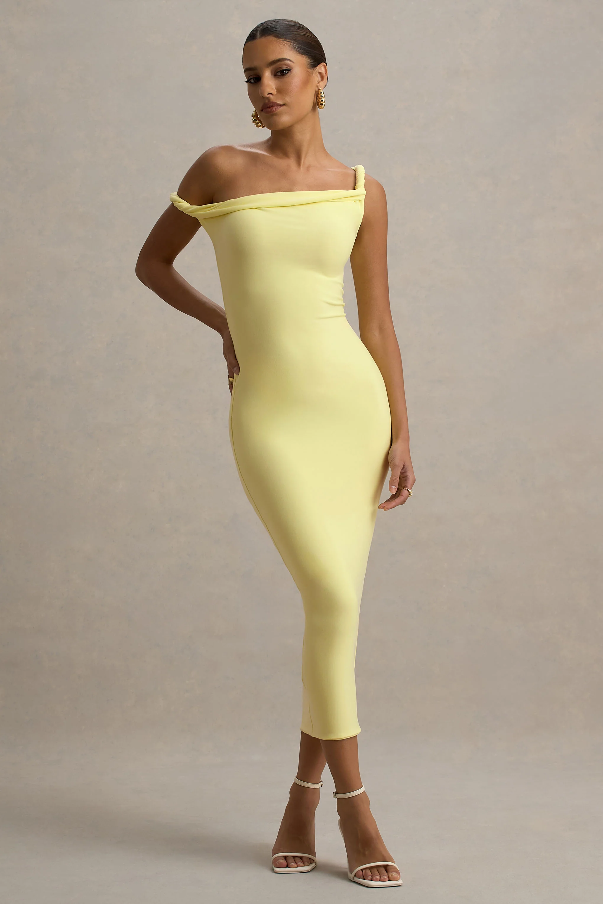 Salome | Robe mi-longue citron torsadée et asymétrique - Image 4