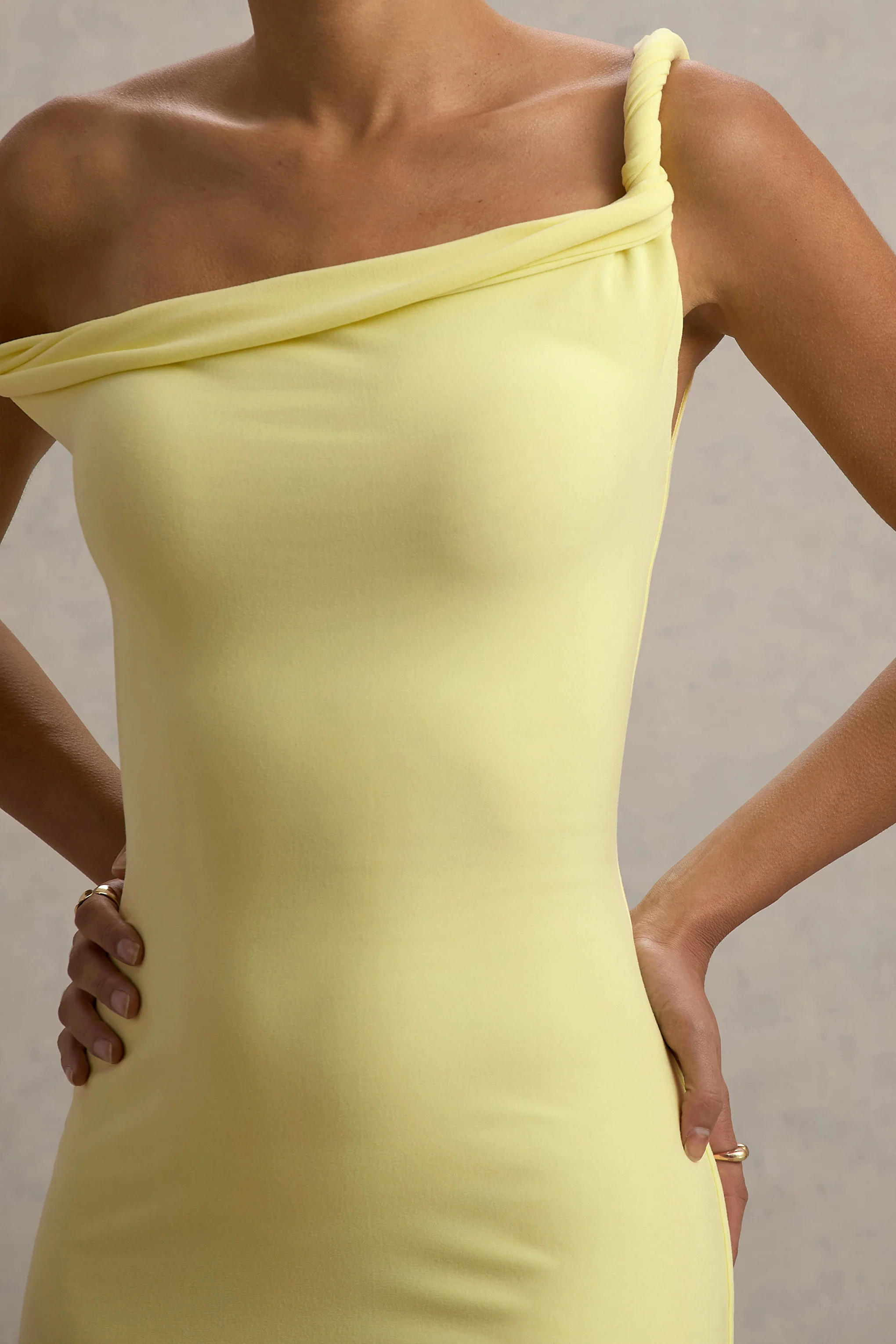 Salome | Robe mi-longue citron torsadée et asymétrique - Image 6
