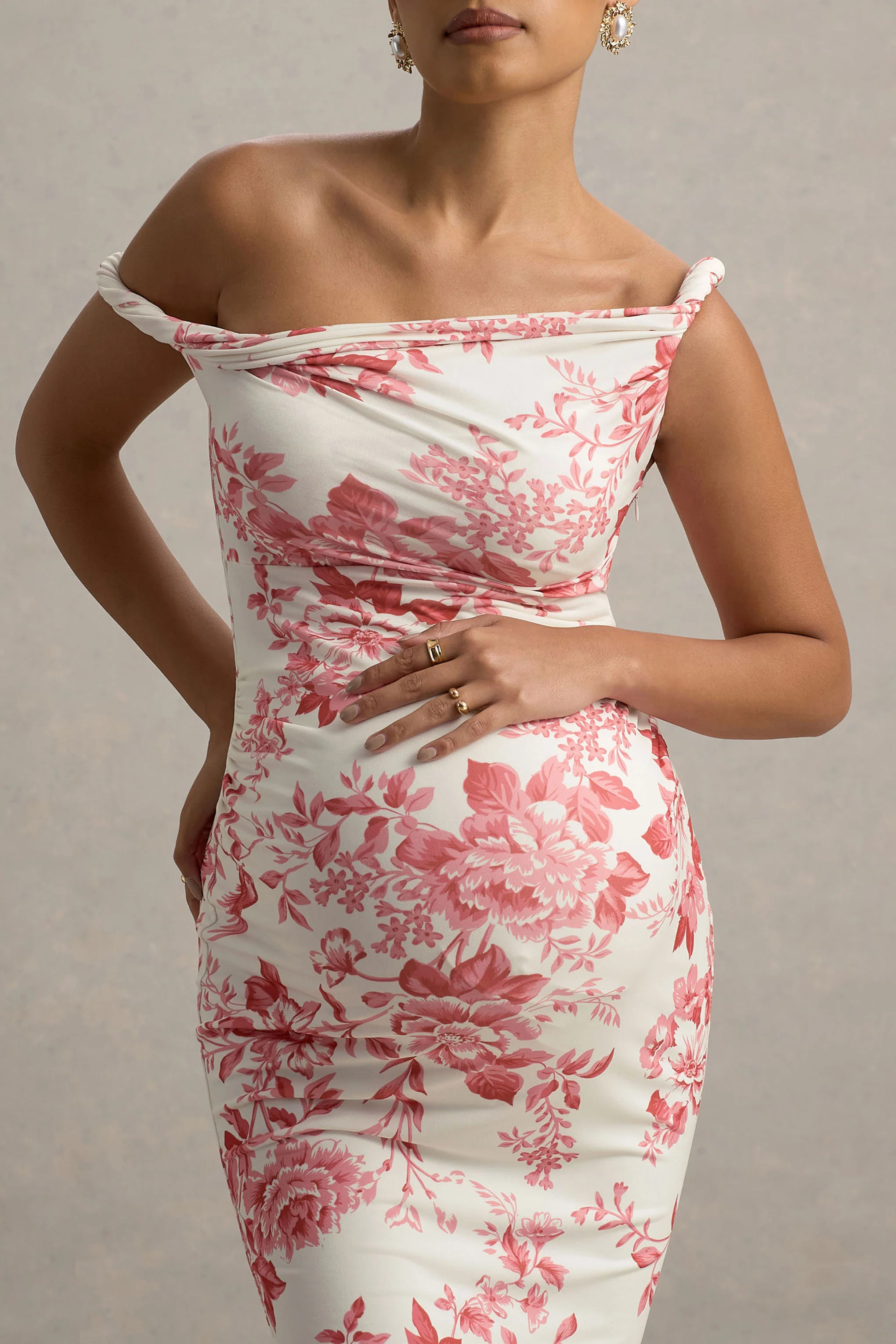Salome | Robe mi-longue de maternité rose fleurit à encolure asymétrique torsadée - Image 3