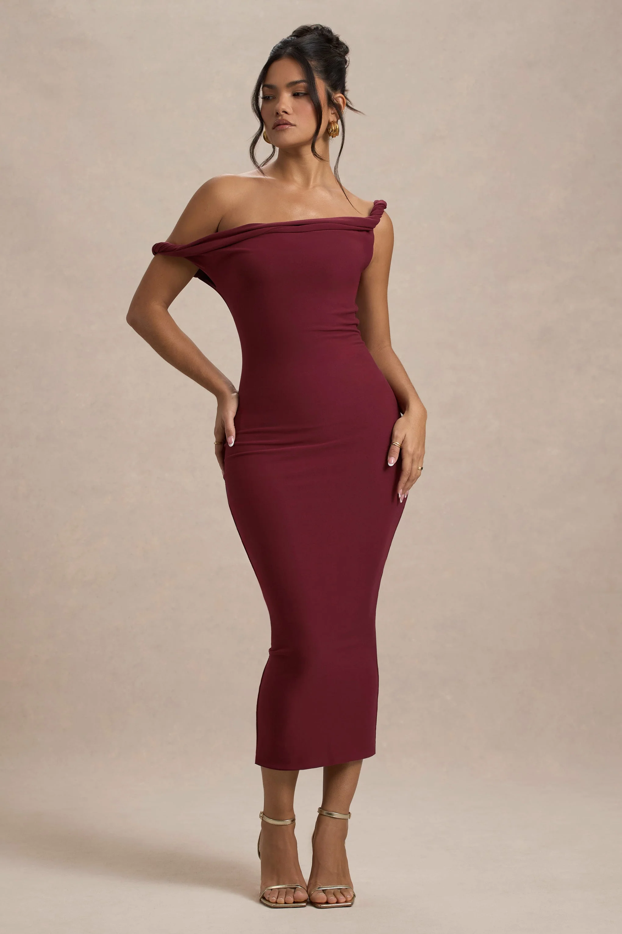 Salome | Robe mi-longue rouge cerise torsadée et asymétrique - Image 4