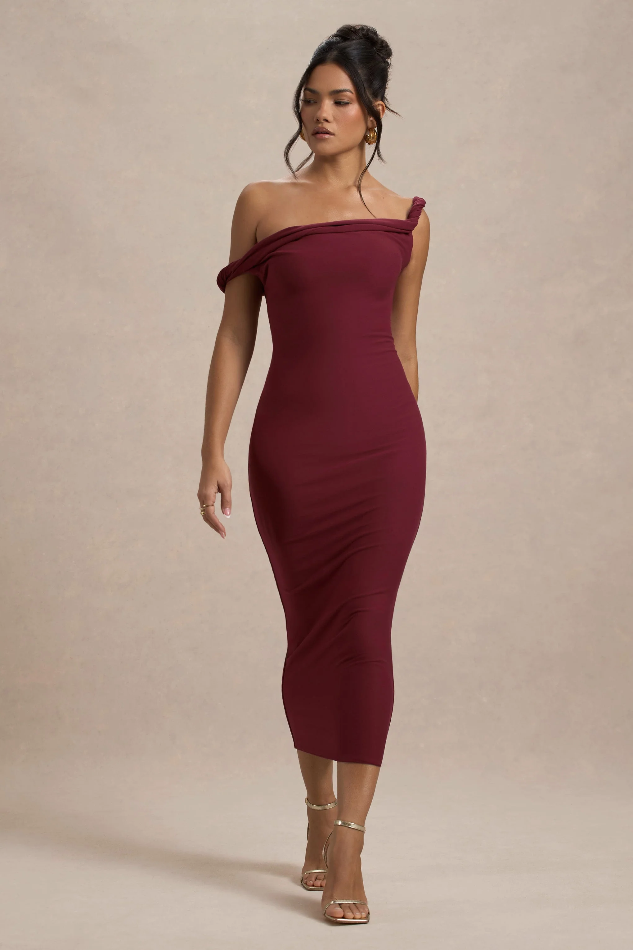 Salome | Robe mi-longue rouge cerise torsadée et asymétrique - Image 5