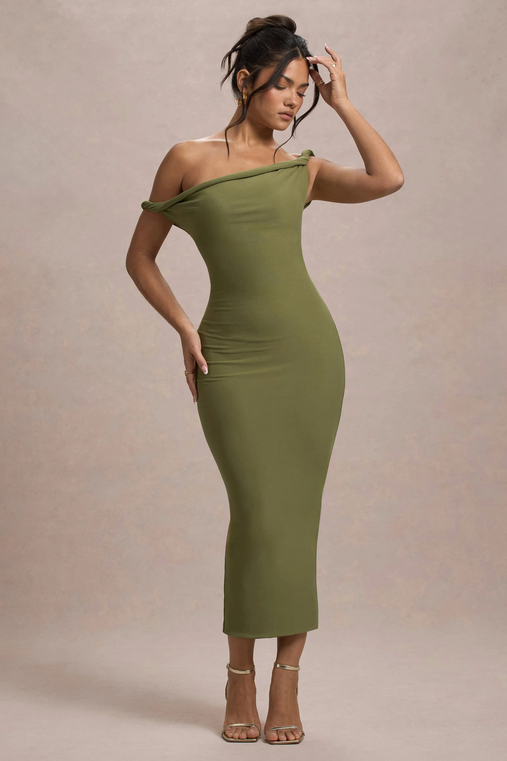 Salome | Robe mi-longue vert olive torsadée et asymétrique - Image 4