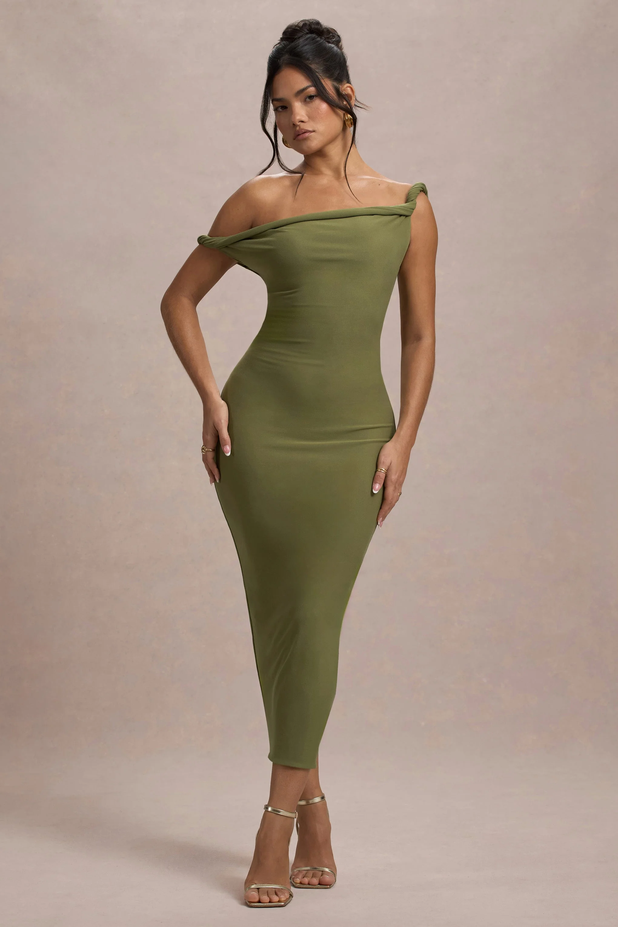 Salome | Robe mi-longue vert olive torsadée et asymétrique - Image 5