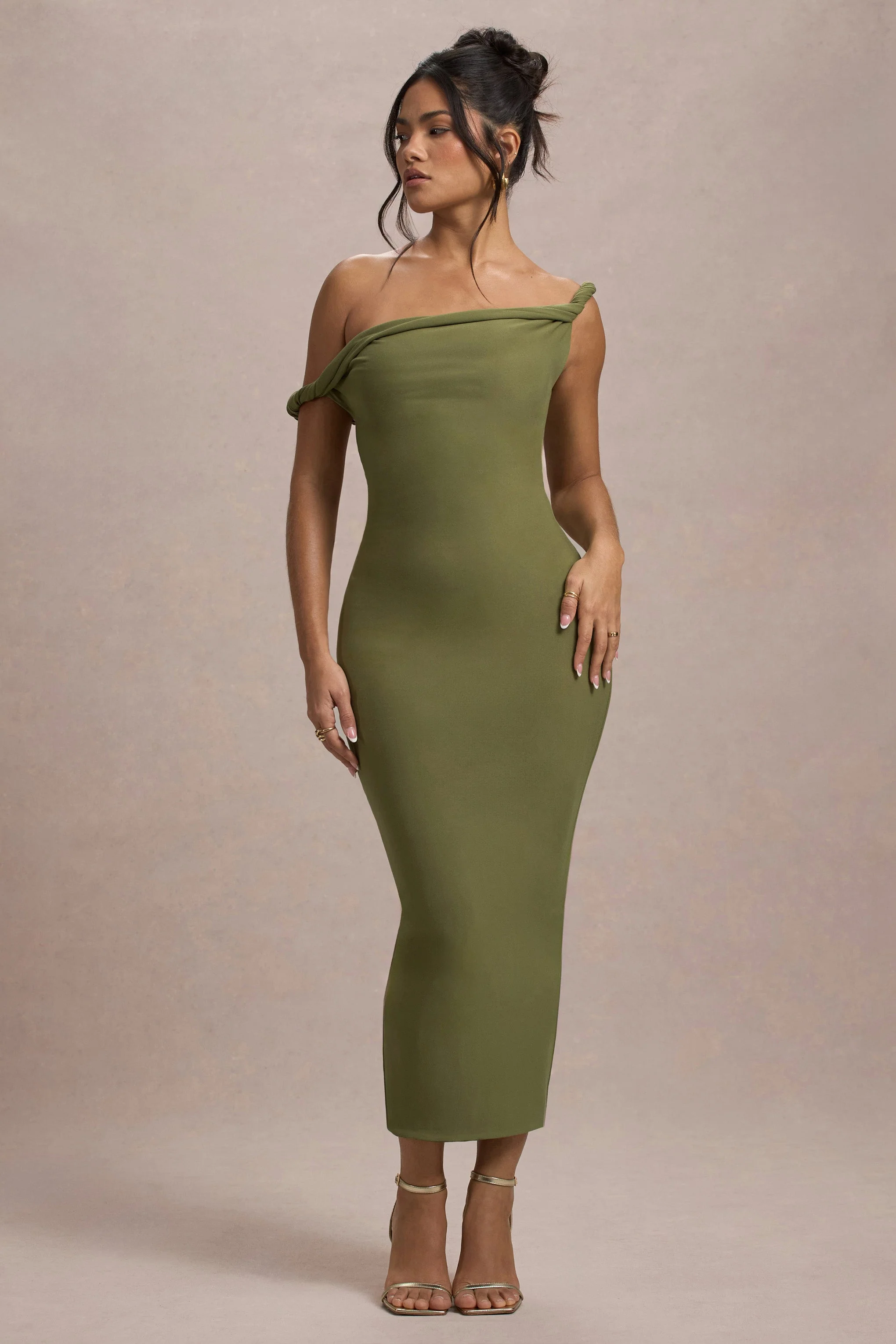 Salome | Robe mi-longue vert olive torsadée et asymétrique - Image 6
