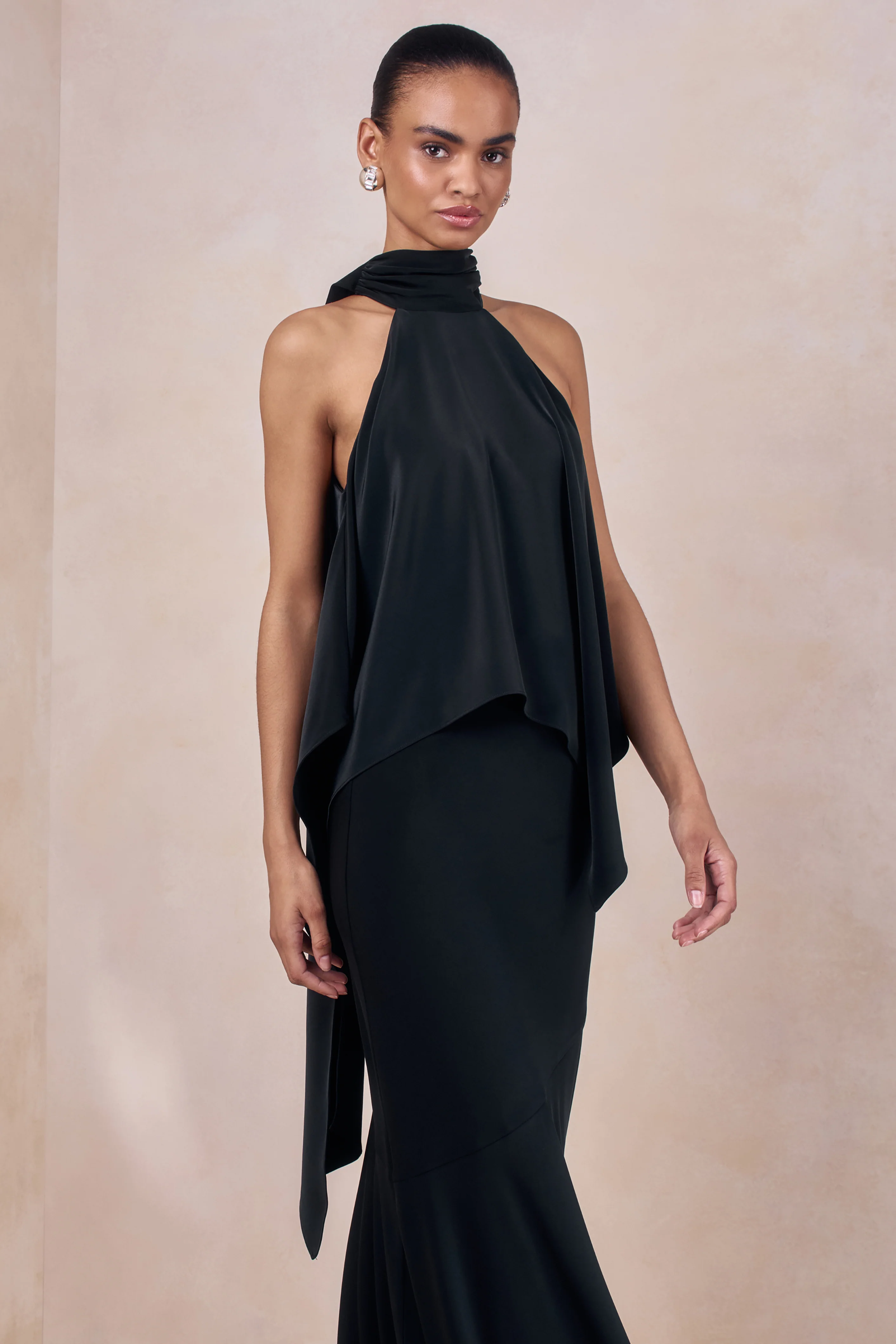 Sancelle | Top noir en satin à encolure dos-nu