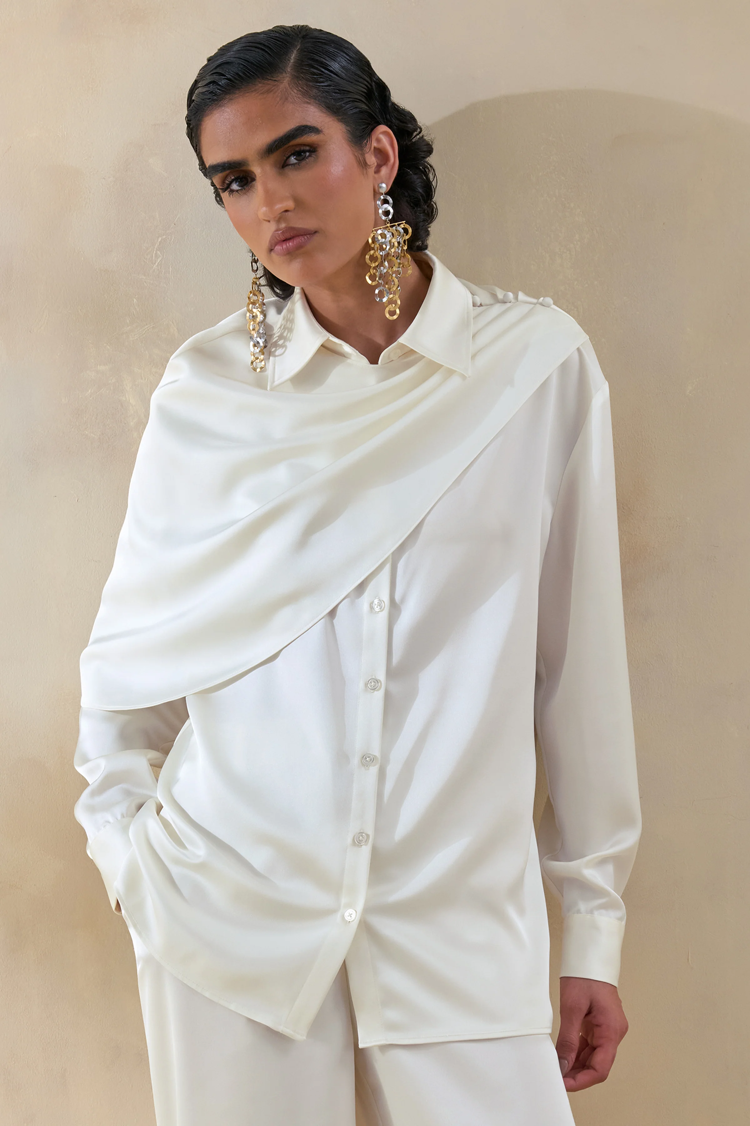 Serenza | Chemise en satin crème à col classique avec détail cape