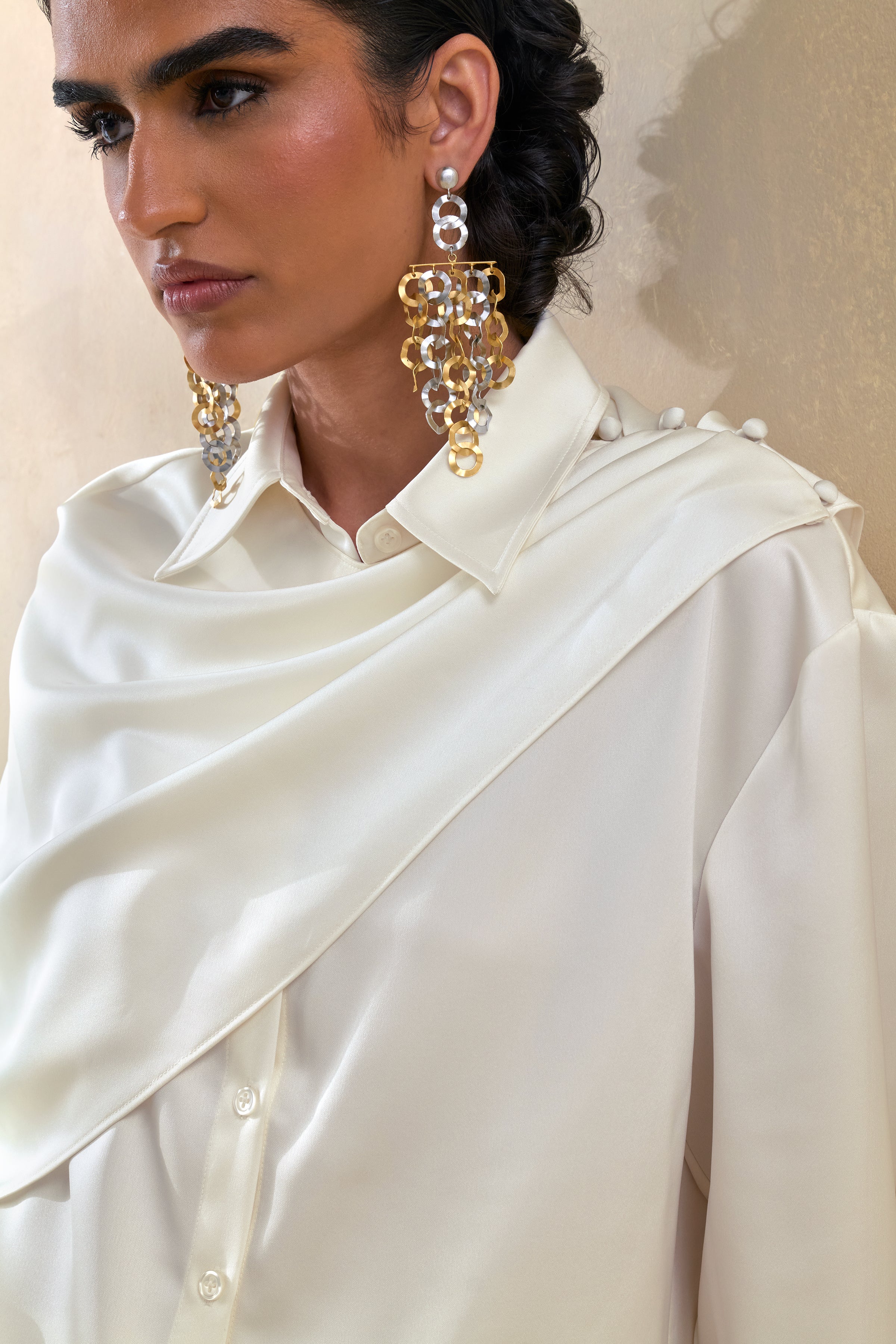 Serenza | Chemise en satin crème à col classique avec détail cape - Image 2