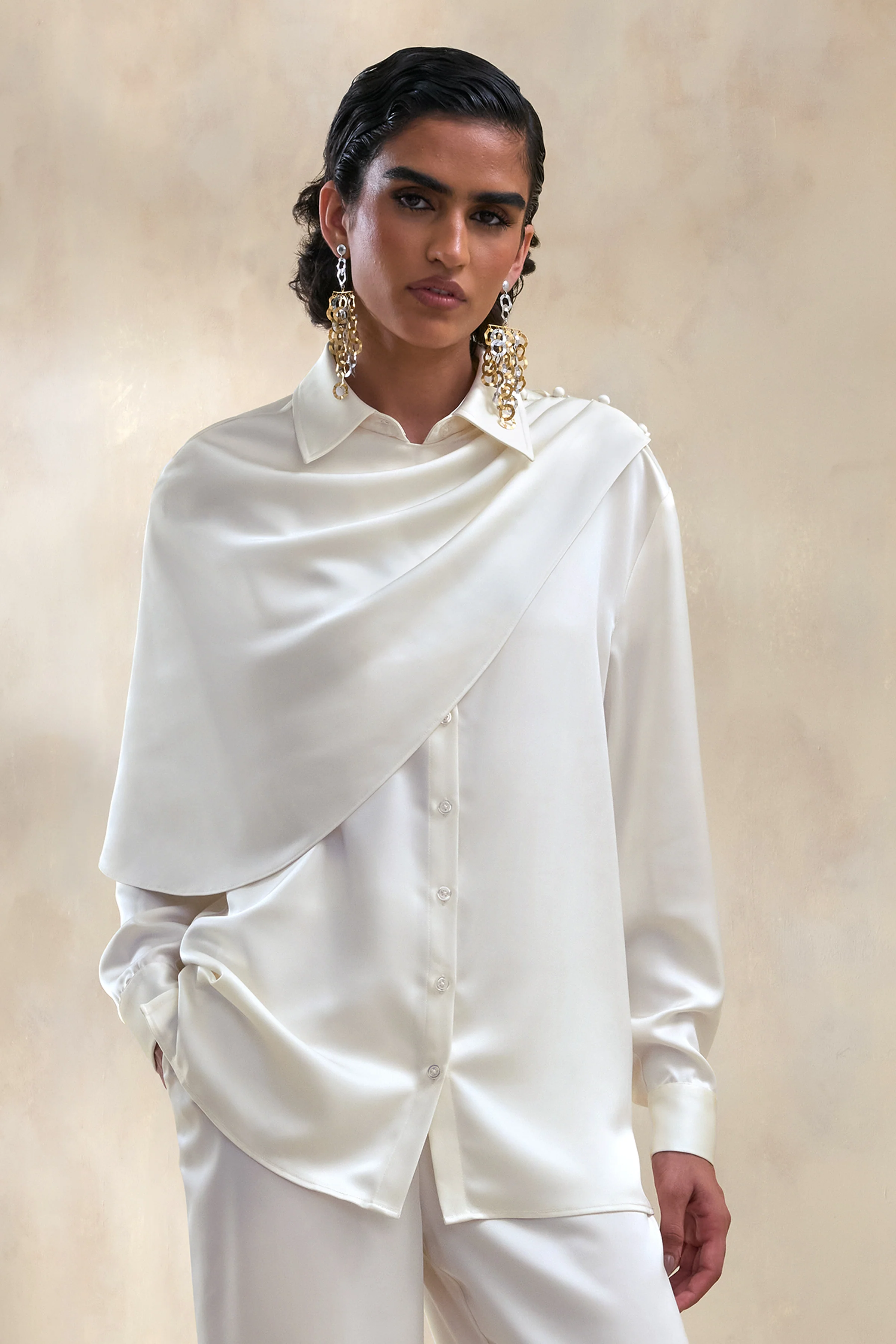 Serenza | Chemise en satin crème à col classique avec détail cape - Image 4
