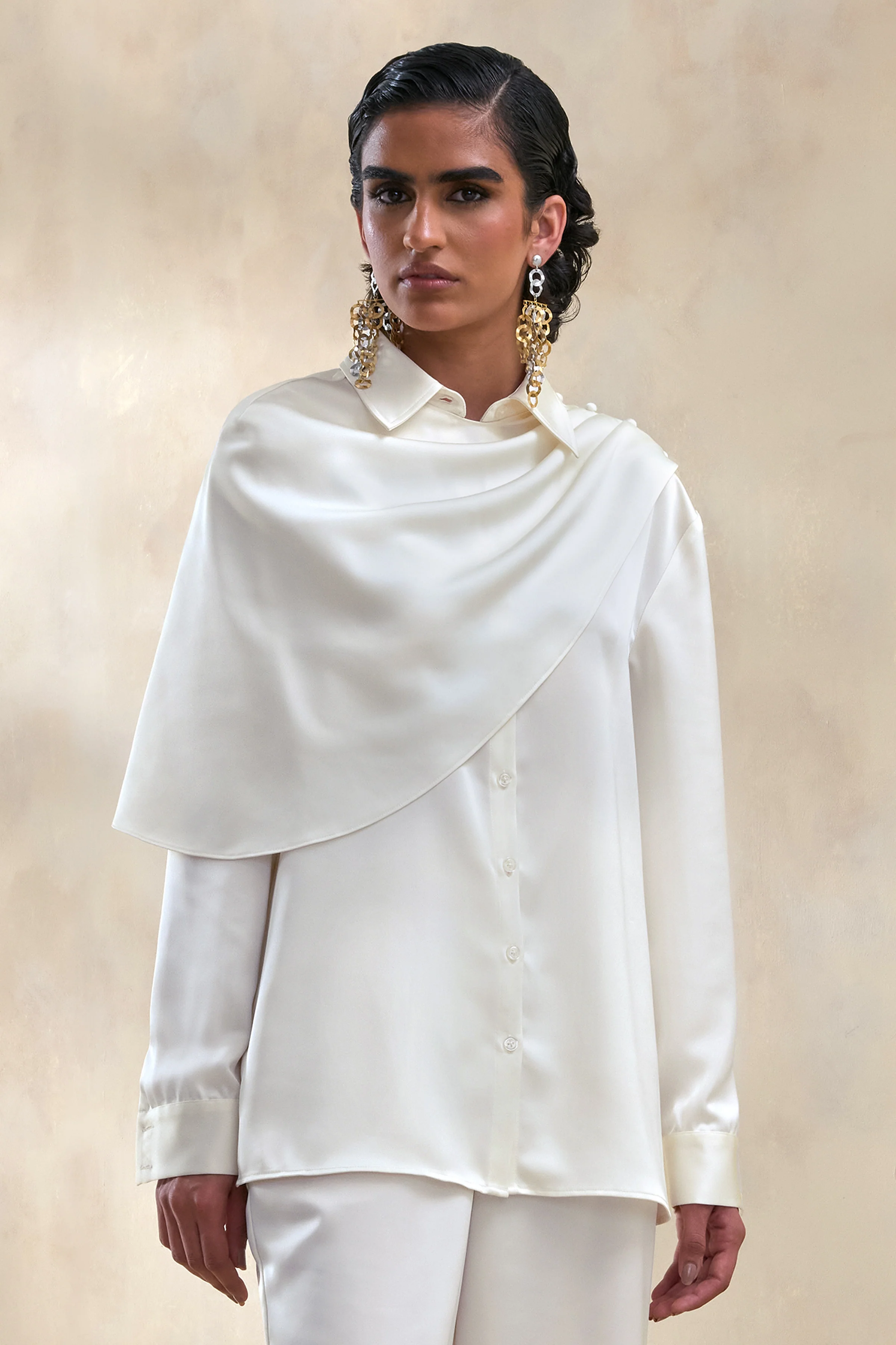 Serenza | Chemise en satin crème à col classique avec détail cape - Image 5