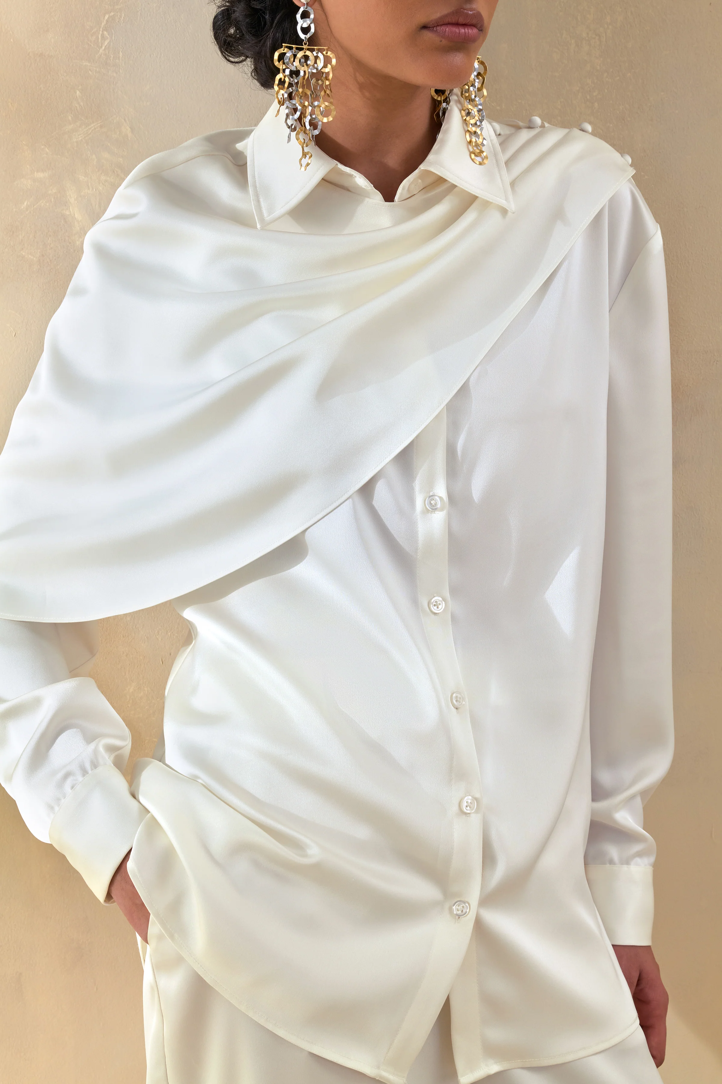 Serenza | Chemise en satin crème à col classique avec détail cape - Image 6