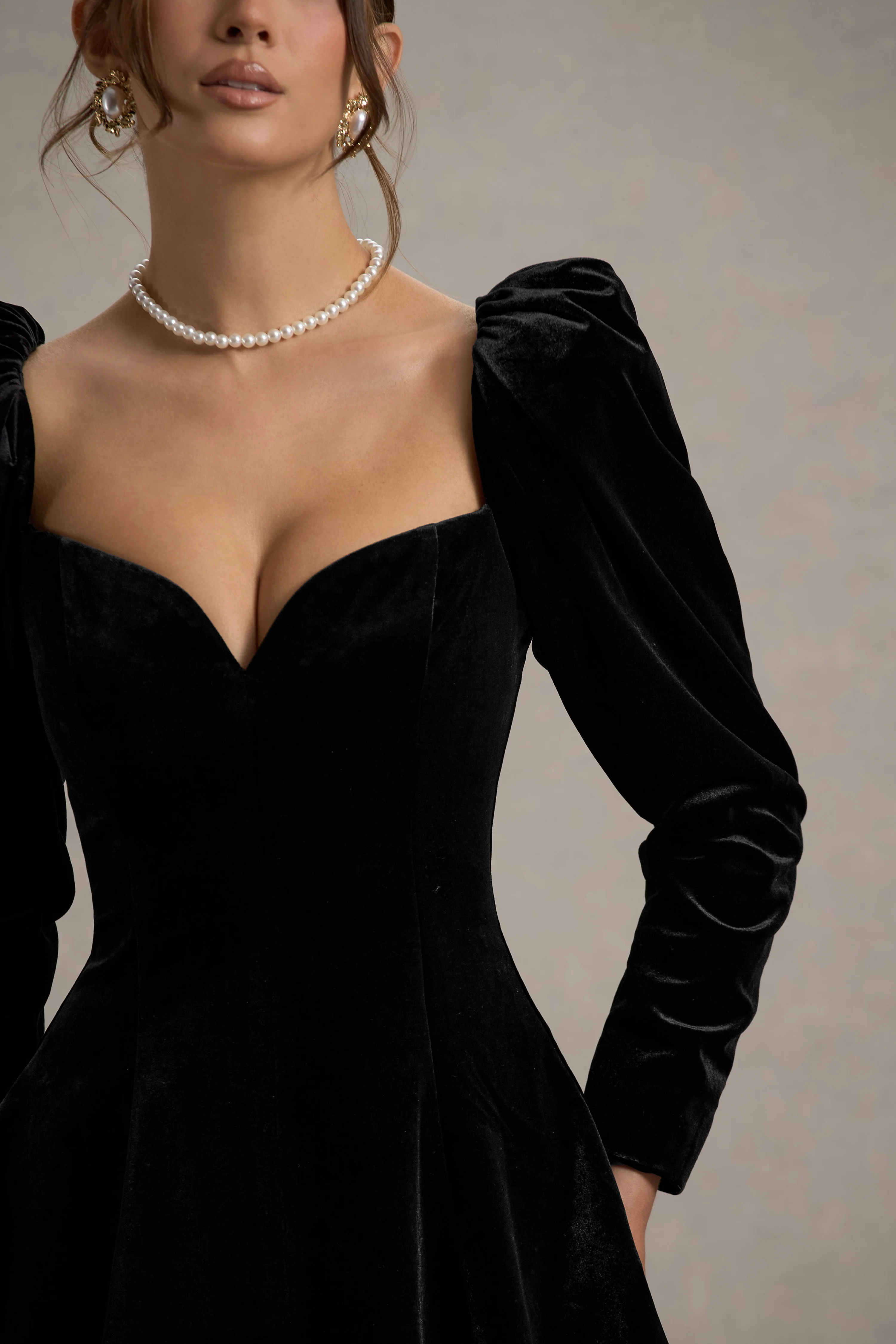 Shirley | Robe Courte à Manches Bouffantes et Encolure Cœur en Velours Noir - Image 7