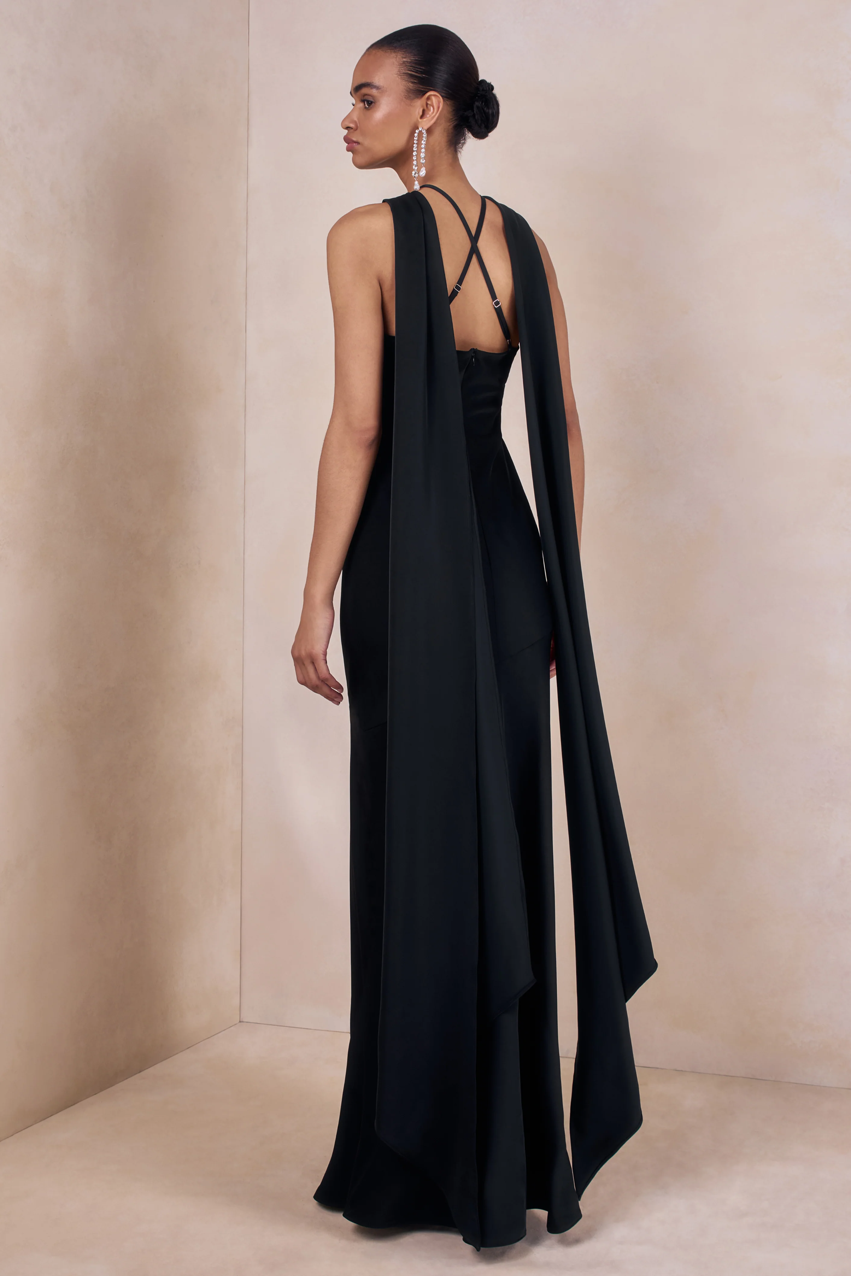 Sloane | Robe longue noire en satin mat à encolure dos-nu avec cape - Image 2