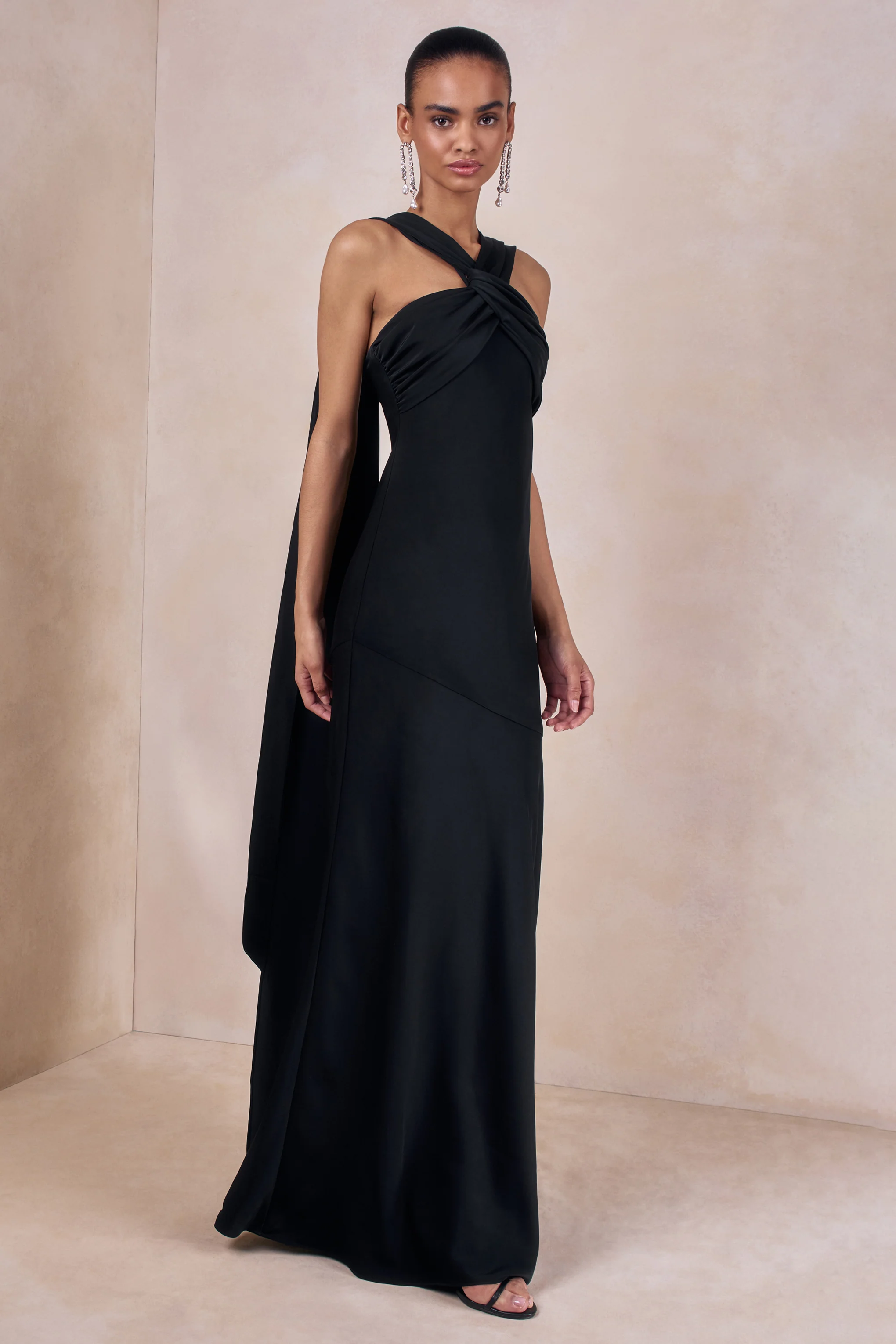 Sloane | Robe longue noire en satin mat à encolure dos-nu avec cape - Image 4
