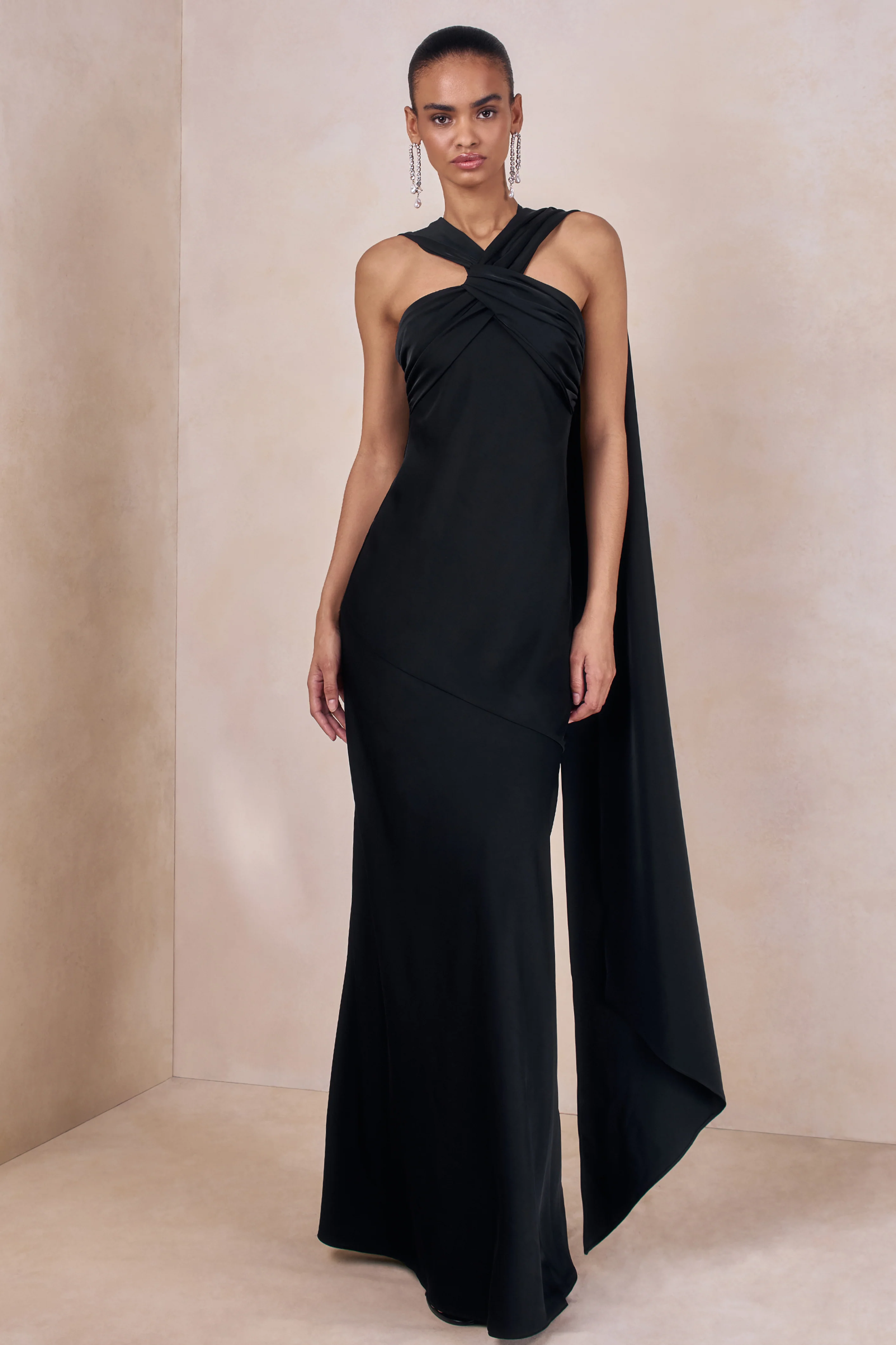 Sloane | Robe longue noire en satin mat à encolure dos-nu avec cape - Image 5