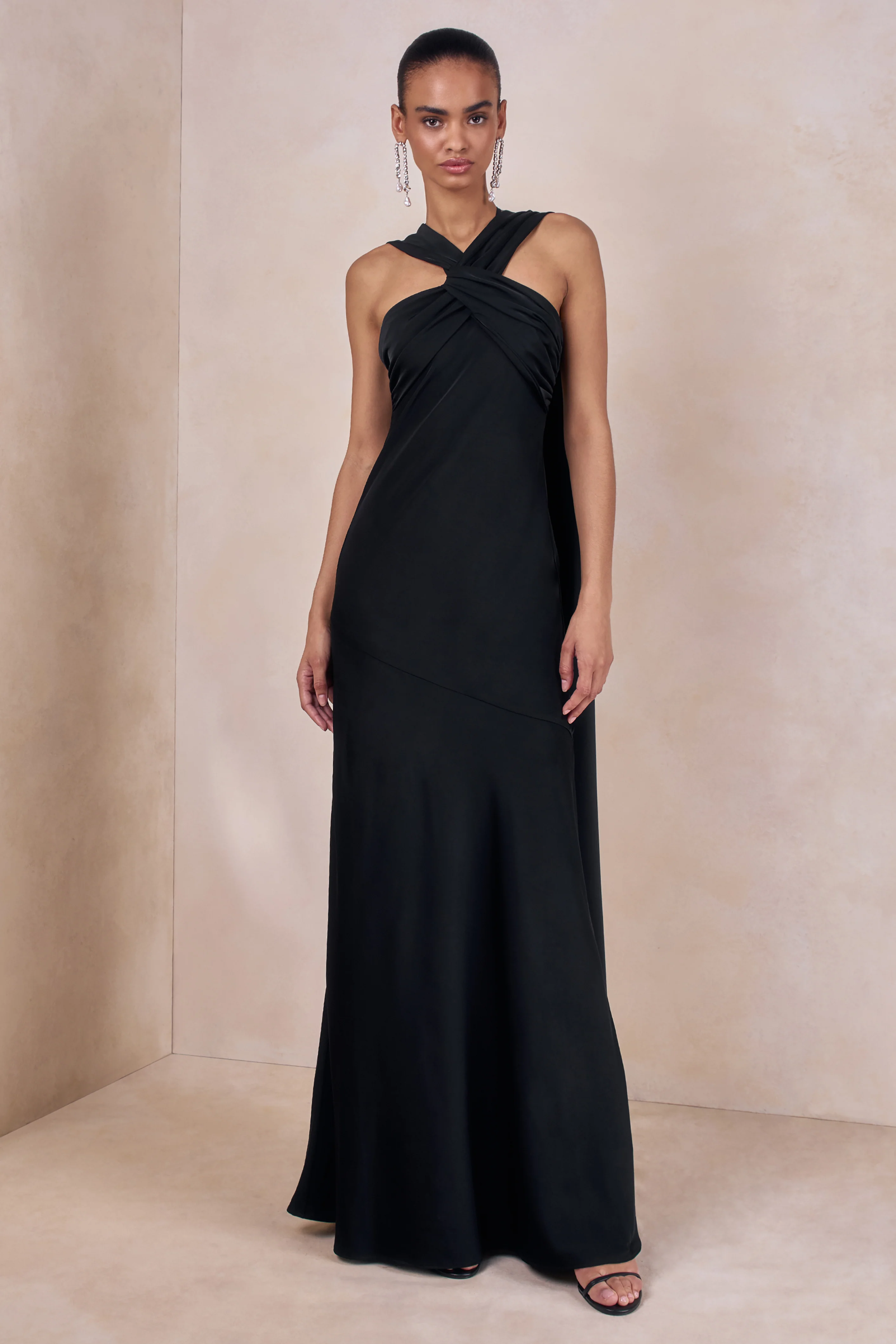 Sloane | Robe longue noire en satin mat à encolure dos-nu avec cape - Image 6