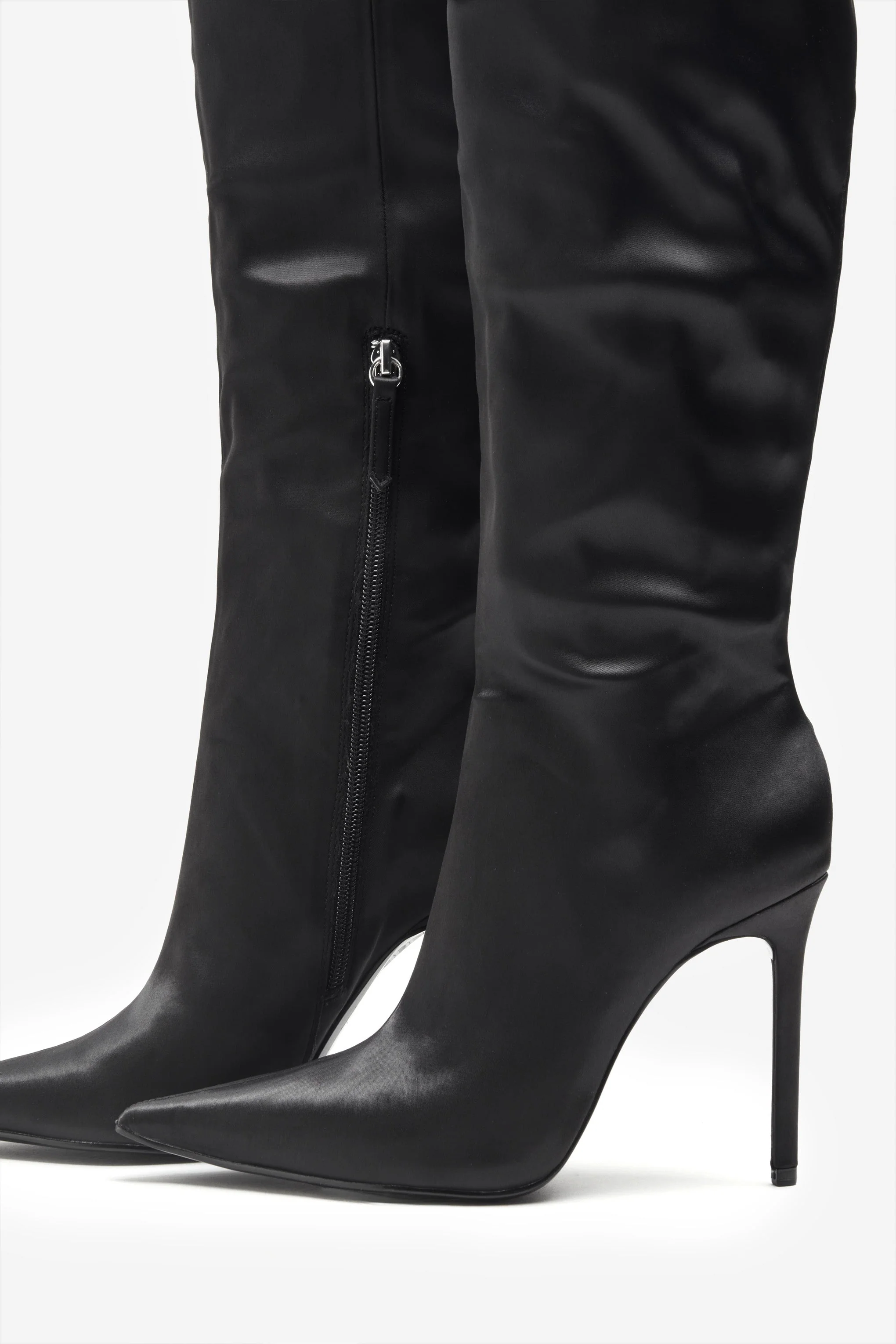 Soho | Bottes noires en satin à bouts pointus et bordure de plumes - Image 5