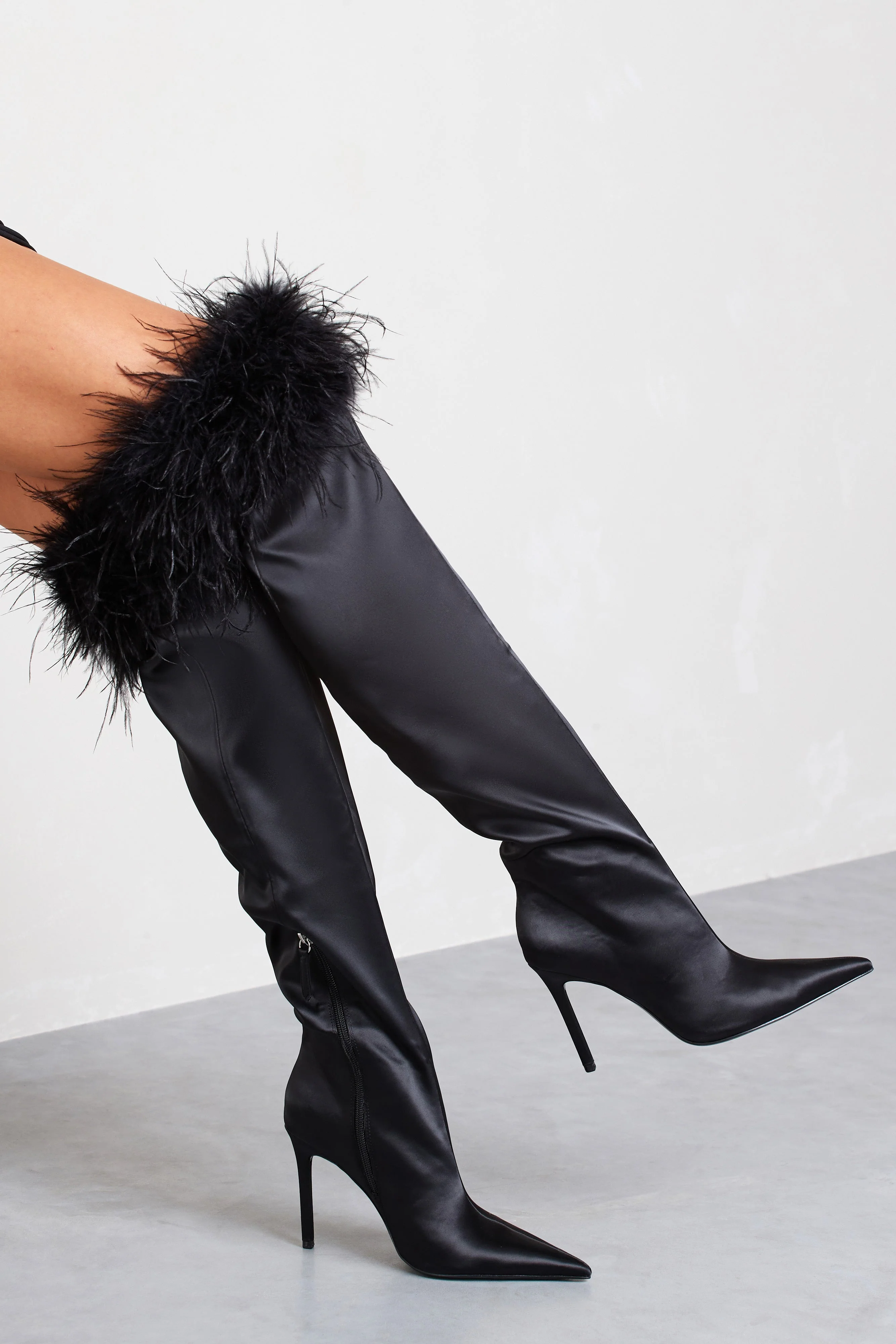 Soho | Bottes noires en satin à bouts pointus et bordure de plumes - Image 7