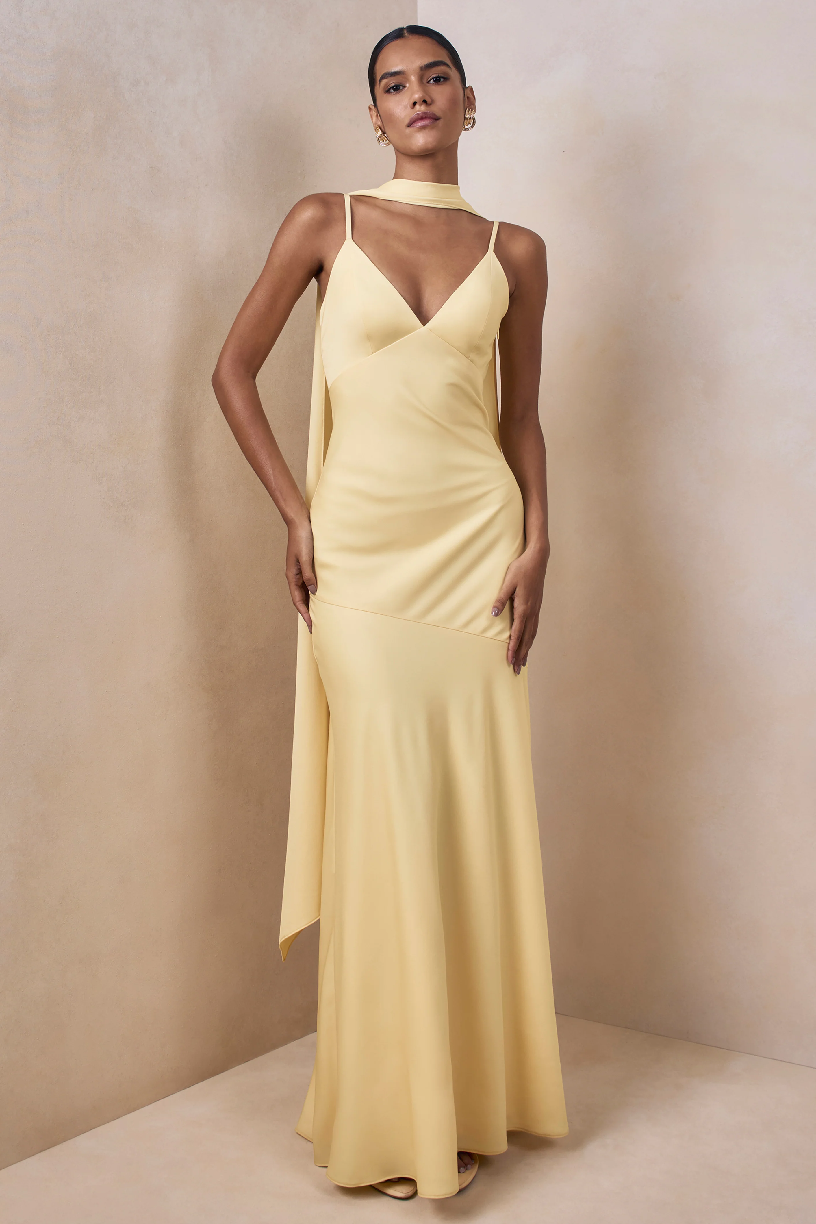 Starling | Robe longue en satin citron à décolleté plongeant avec détail d’écharpe