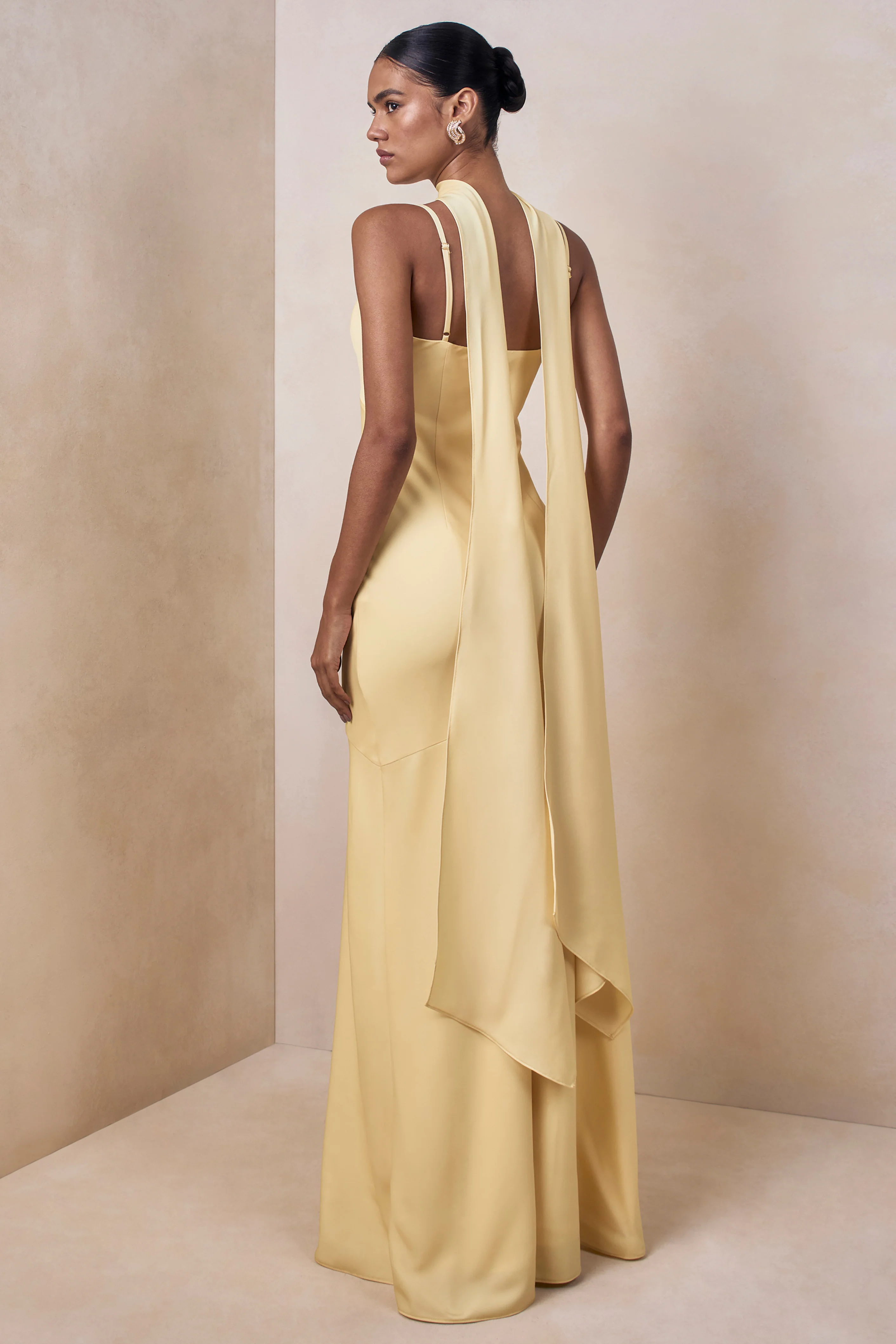 Starling | Robe longue en satin citron à décolleté plongeant avec détail d’écharpe - Image 2
