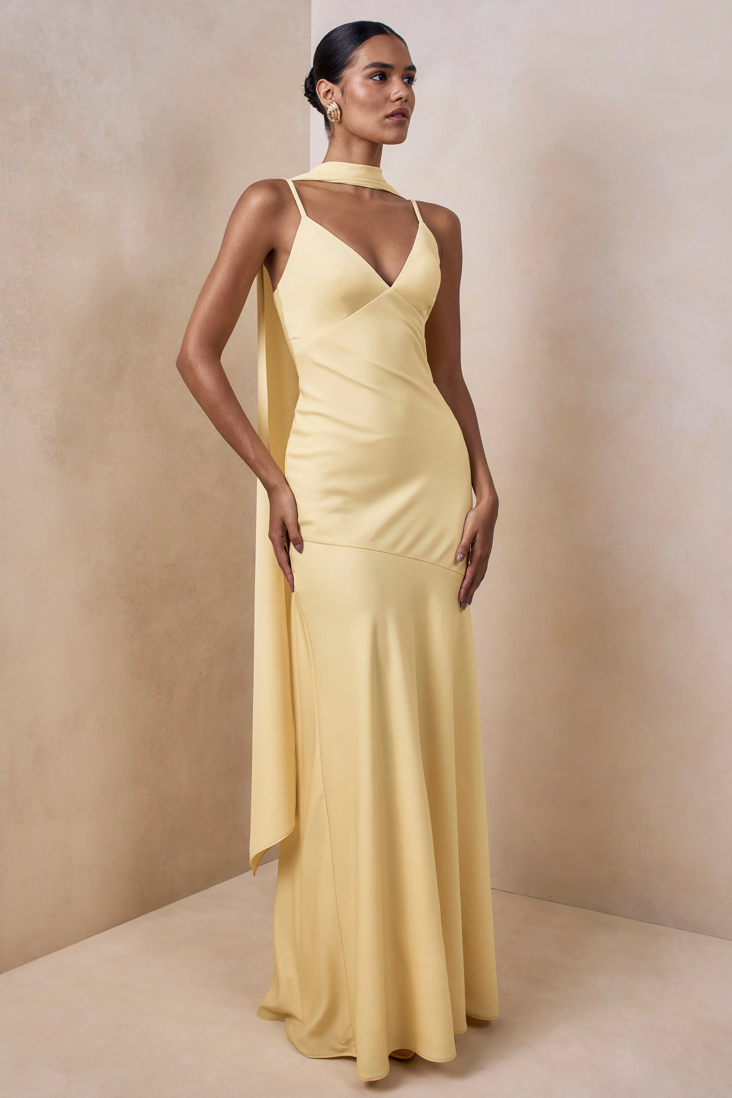 Starling | Robe longue en satin citron à décolleté plongeant avec détail d’écharpe - Image 5