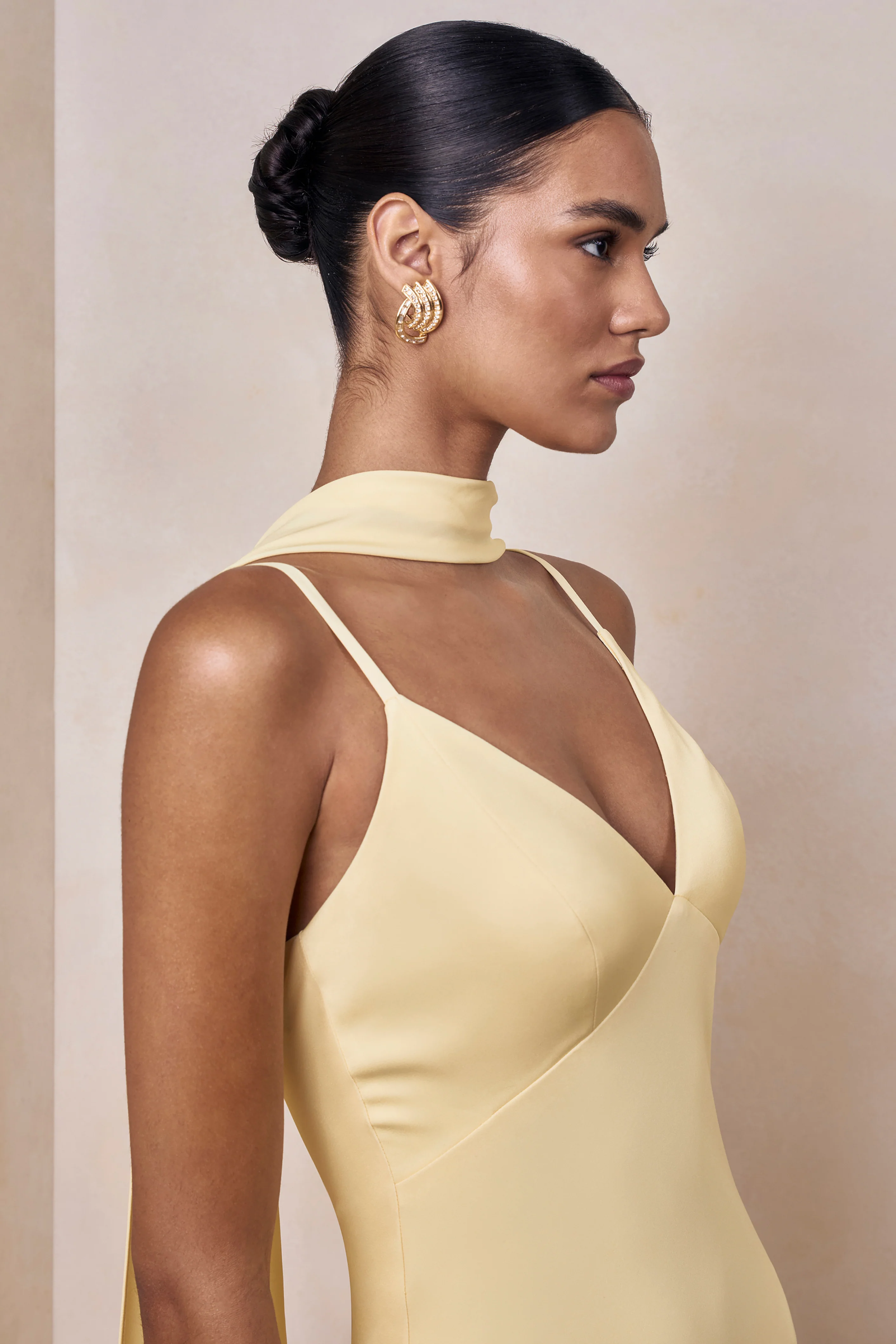Starling | Robe longue en satin citron à décolleté plongeant avec détail d’écharpe - Image 6