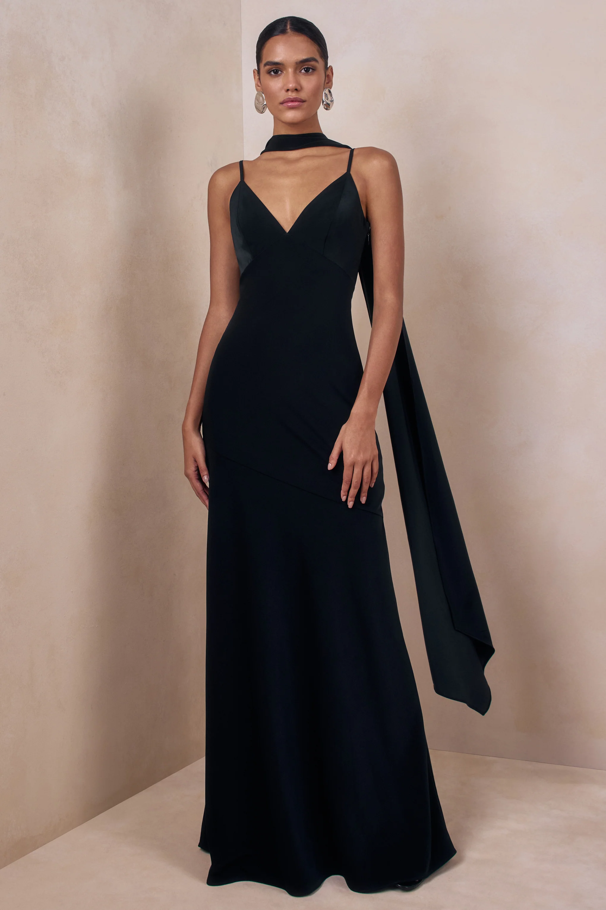 Starling | Robe longue noire en satin à décolleté plongeant avec détail d’écharpe
