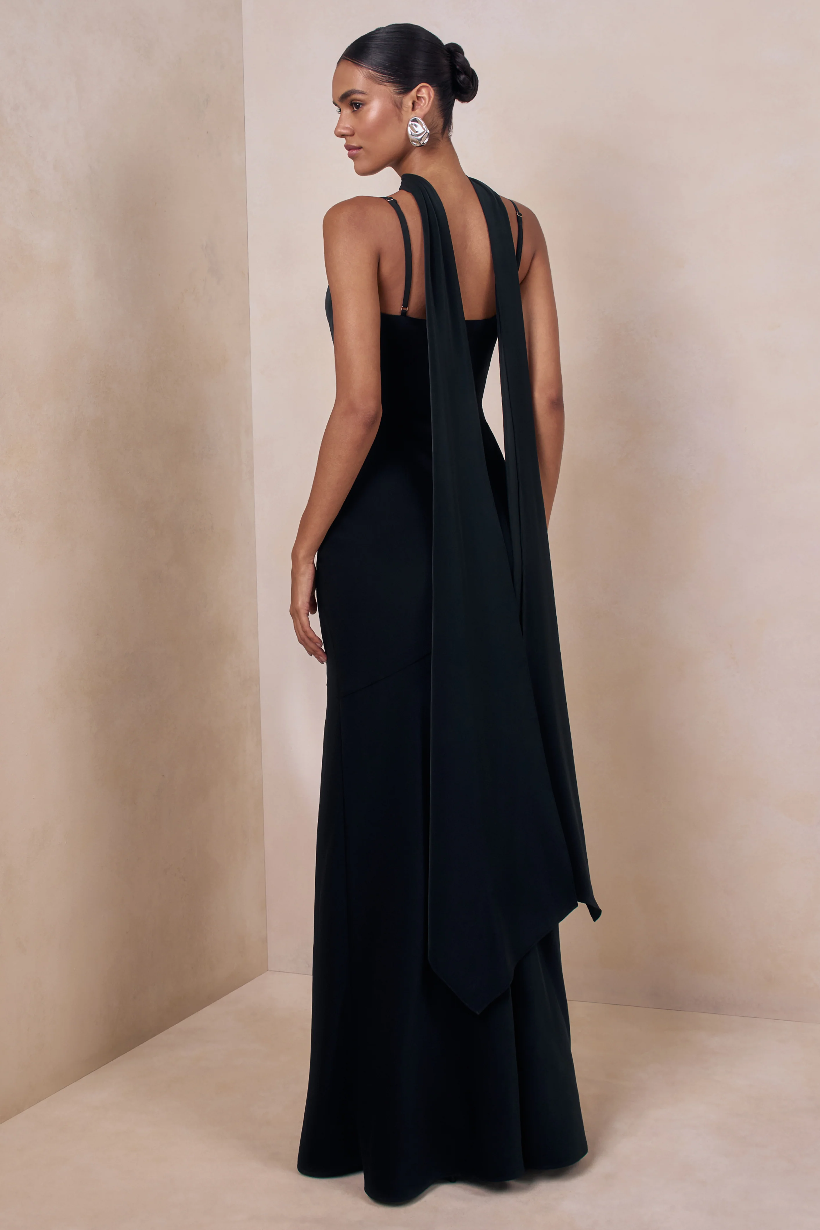 Starling | Robe longue noire en satin à décolleté plongeant avec détail d’écharpe - Image 2