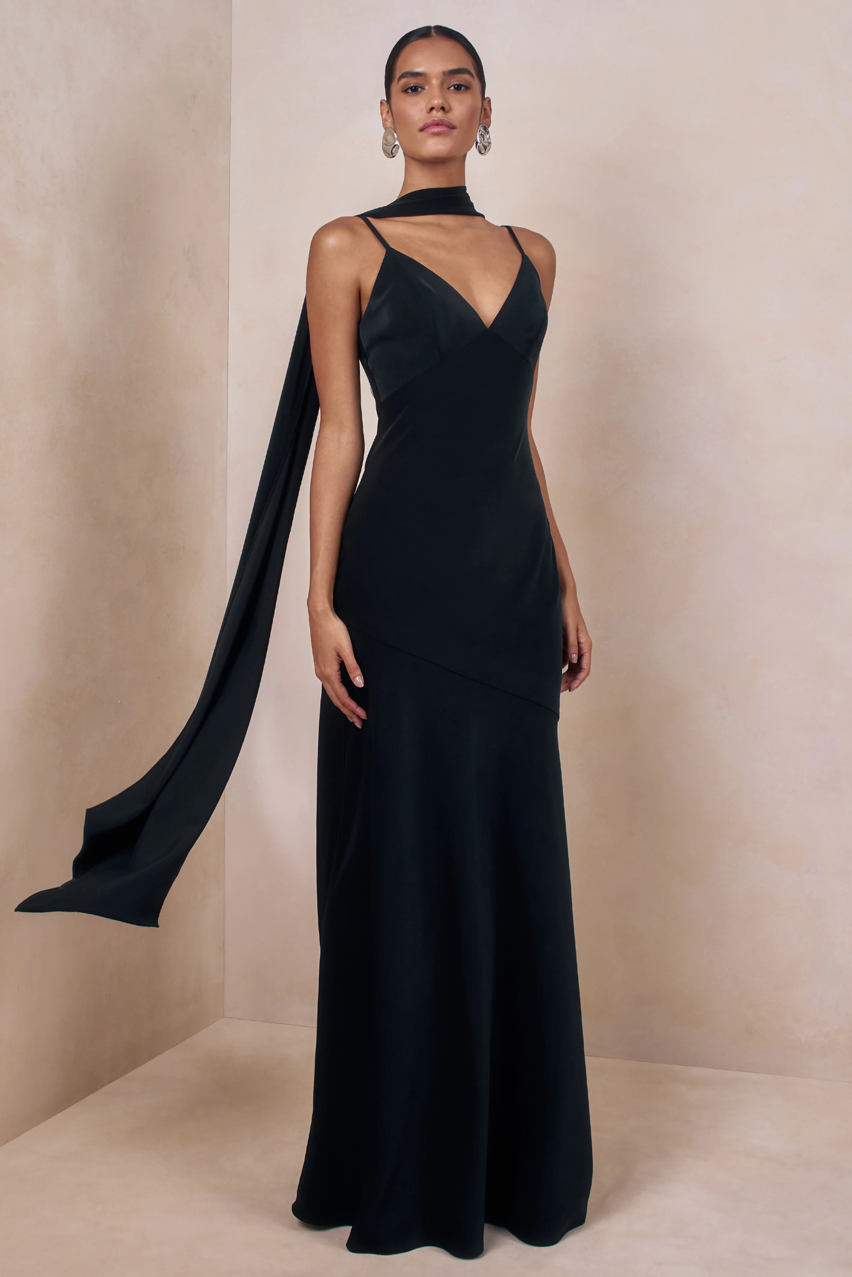 Starling | Robe longue noire en satin à décolleté plongeant avec détail d’écharpe - Image 5