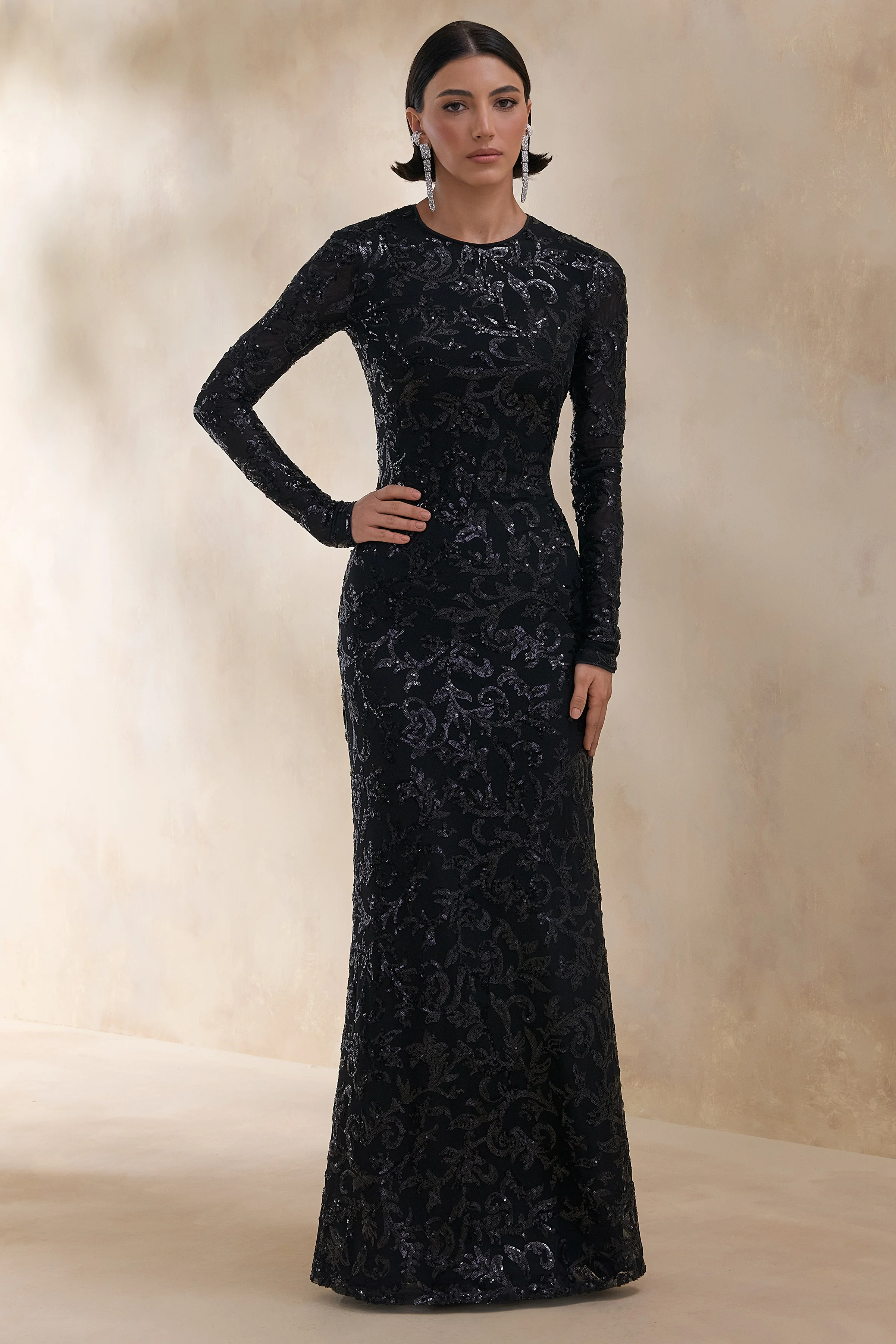 Stellar | Robe longue noire en dentelle ornée à encolure haute avec manches longues - Image 5